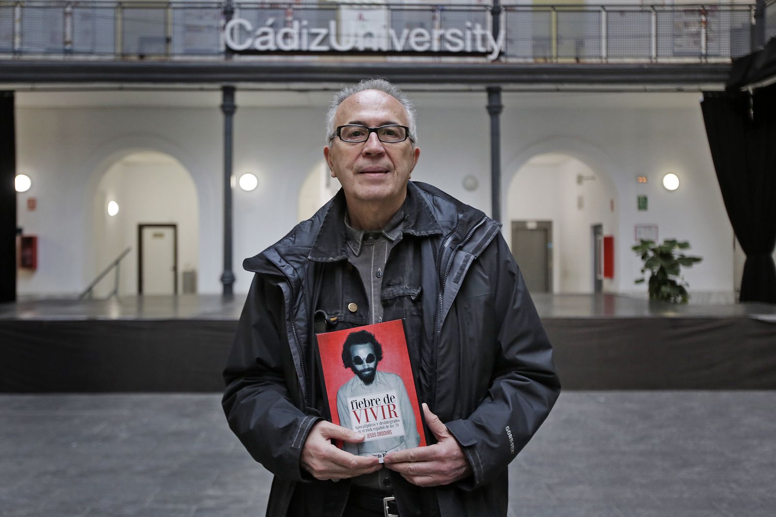 "Tuve que escoger entre la radio o escribir para no perder la jubilación"