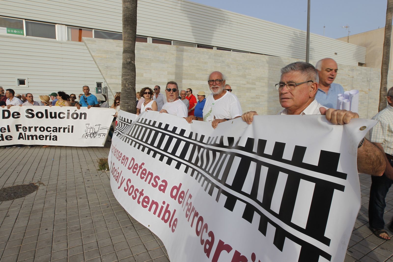 Fotogalería manifestación Mesa del Ferrocarril de Almería