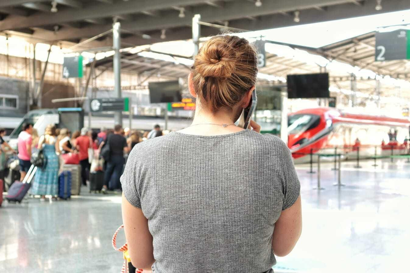 Luna llama por teléfono desde la estación de Málaga.