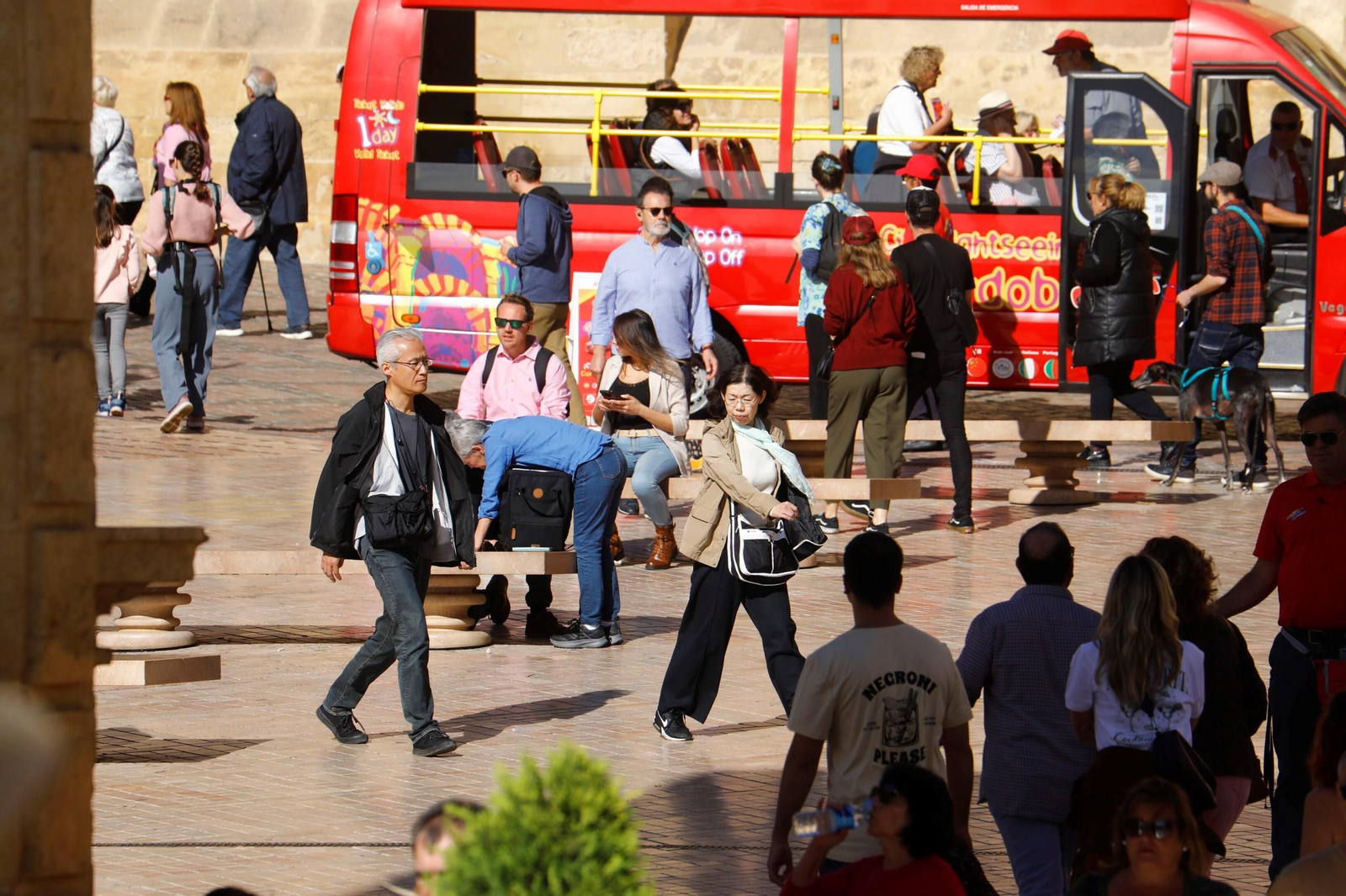 Las imágenes de Córdoba repleta de turistas en el Puente de los Santos