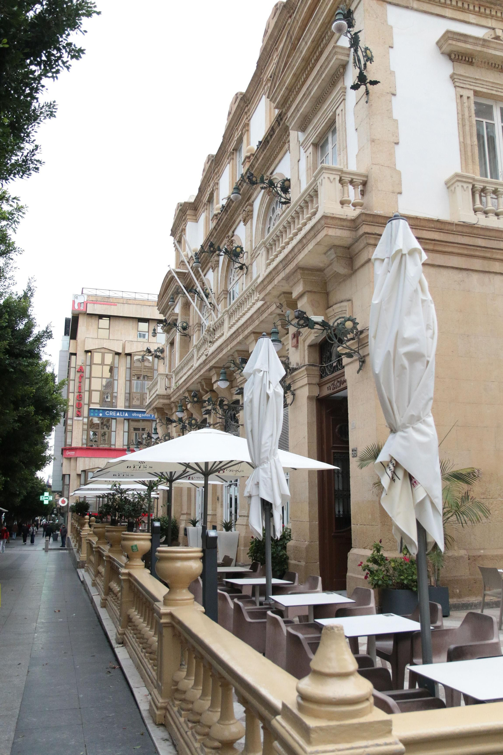 Así de espectaculares son los salones del Círculo Mercantil de Almería