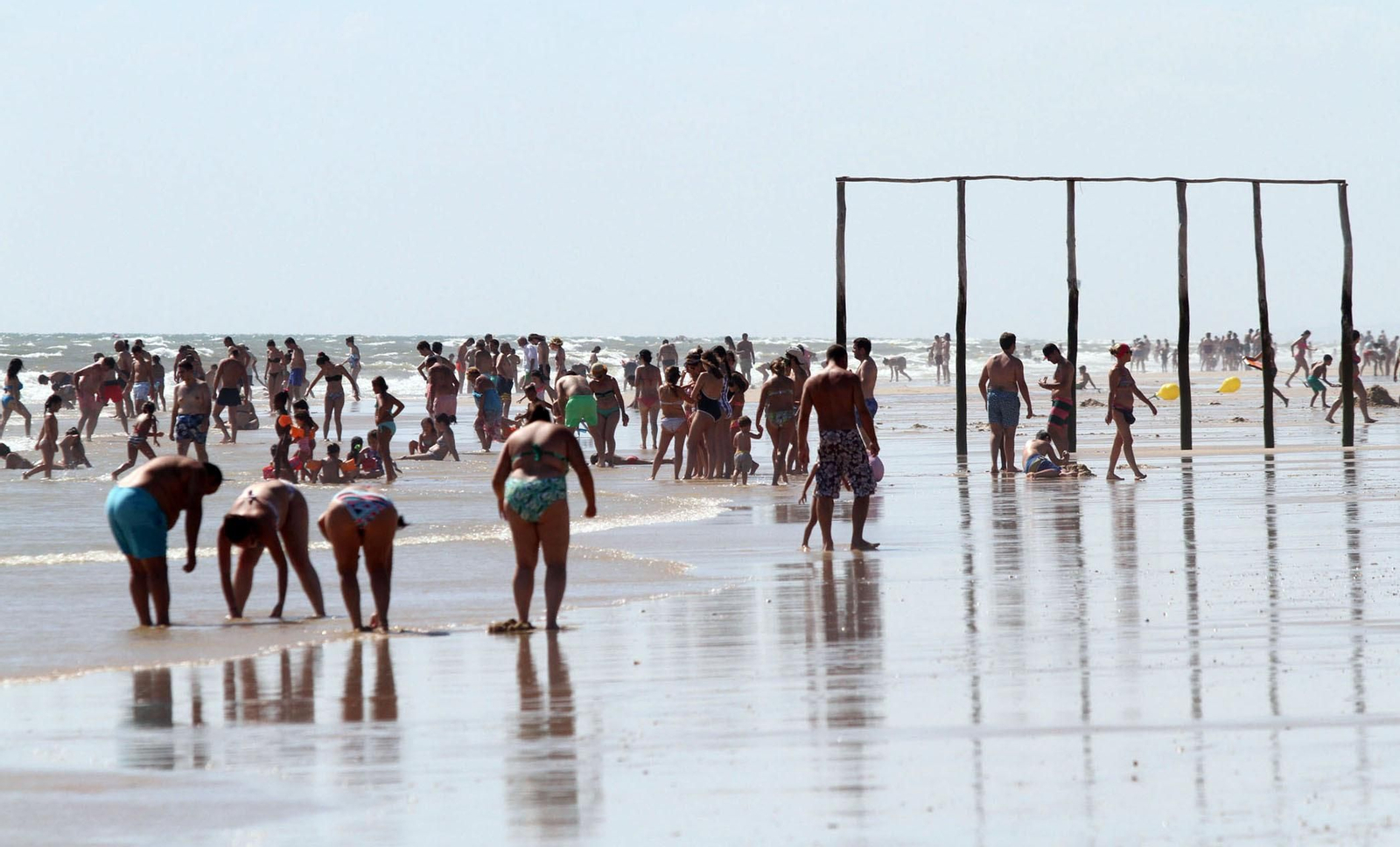 ¿Sabías para qué sirven estos palos y en qué playa de Huelva están?