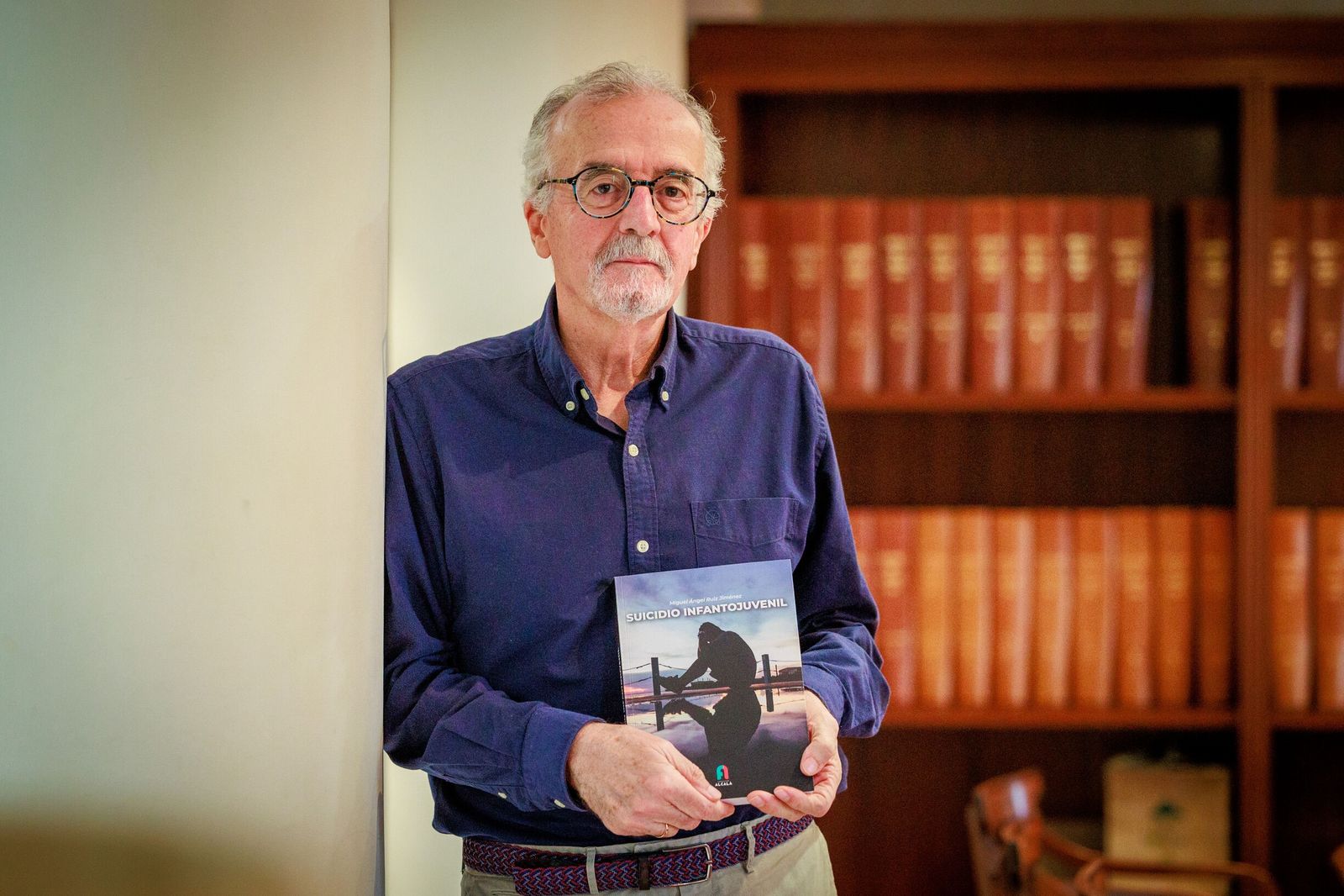 El profesor y médico gaditano Miguel Ángel Ruiz, con su libro.