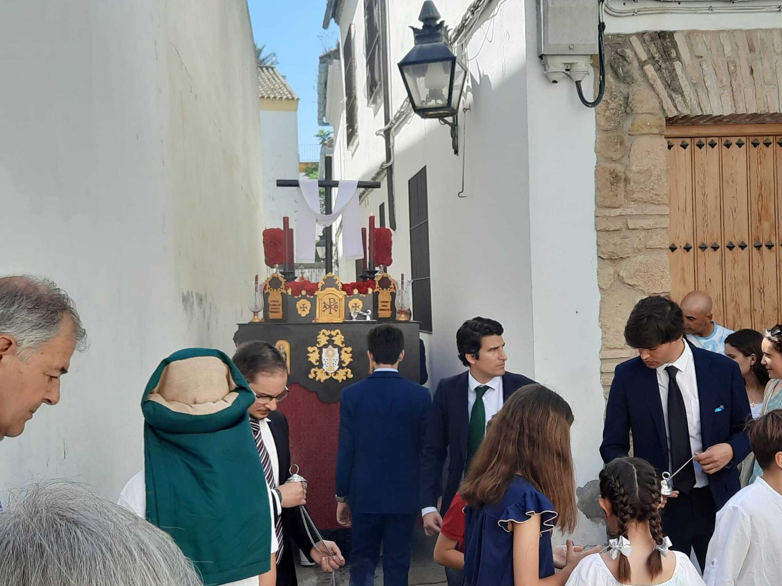 Alcorce pasea por la Judería de Córdoba la tradicional Cruz de Mayo, en imágenes