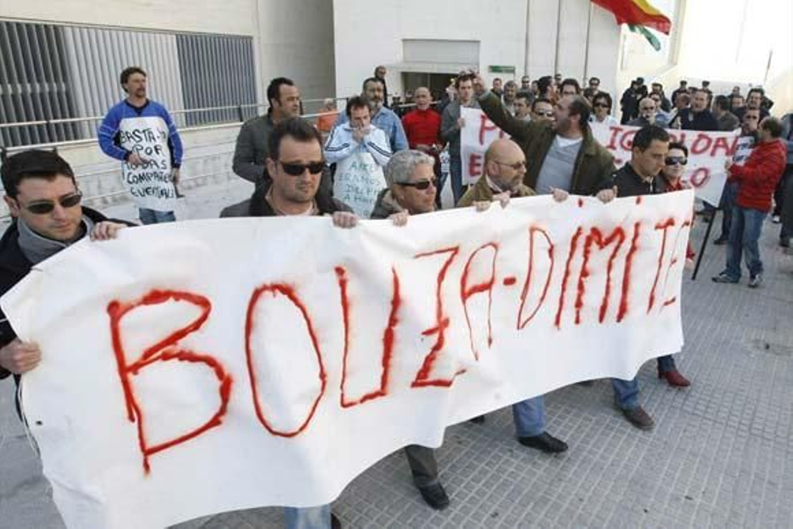 Ex eventuales de Delphi protestan ante la Delegación de Empleo