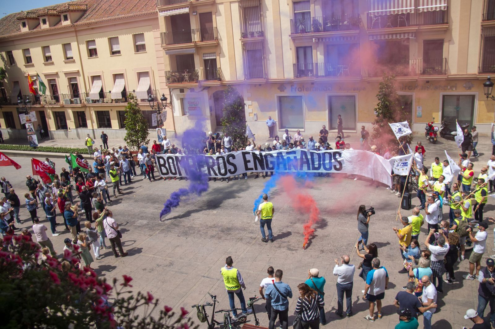 Policía Local y Bomberos de Motril realizan una gran marcha motorizada para reclamar mejoras salariales