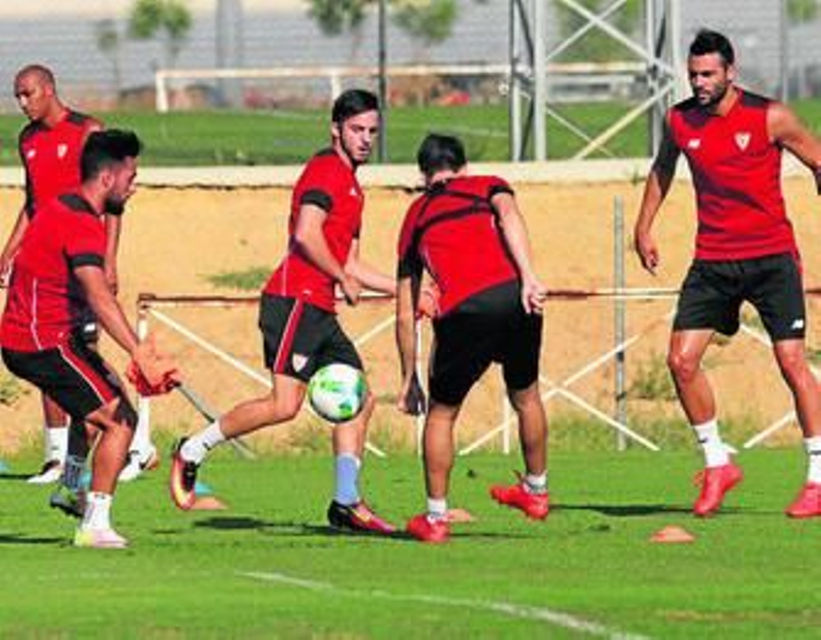 Cotán le pasa el balón a Ivi, en un rondo, ante Sarabia e Iborra.