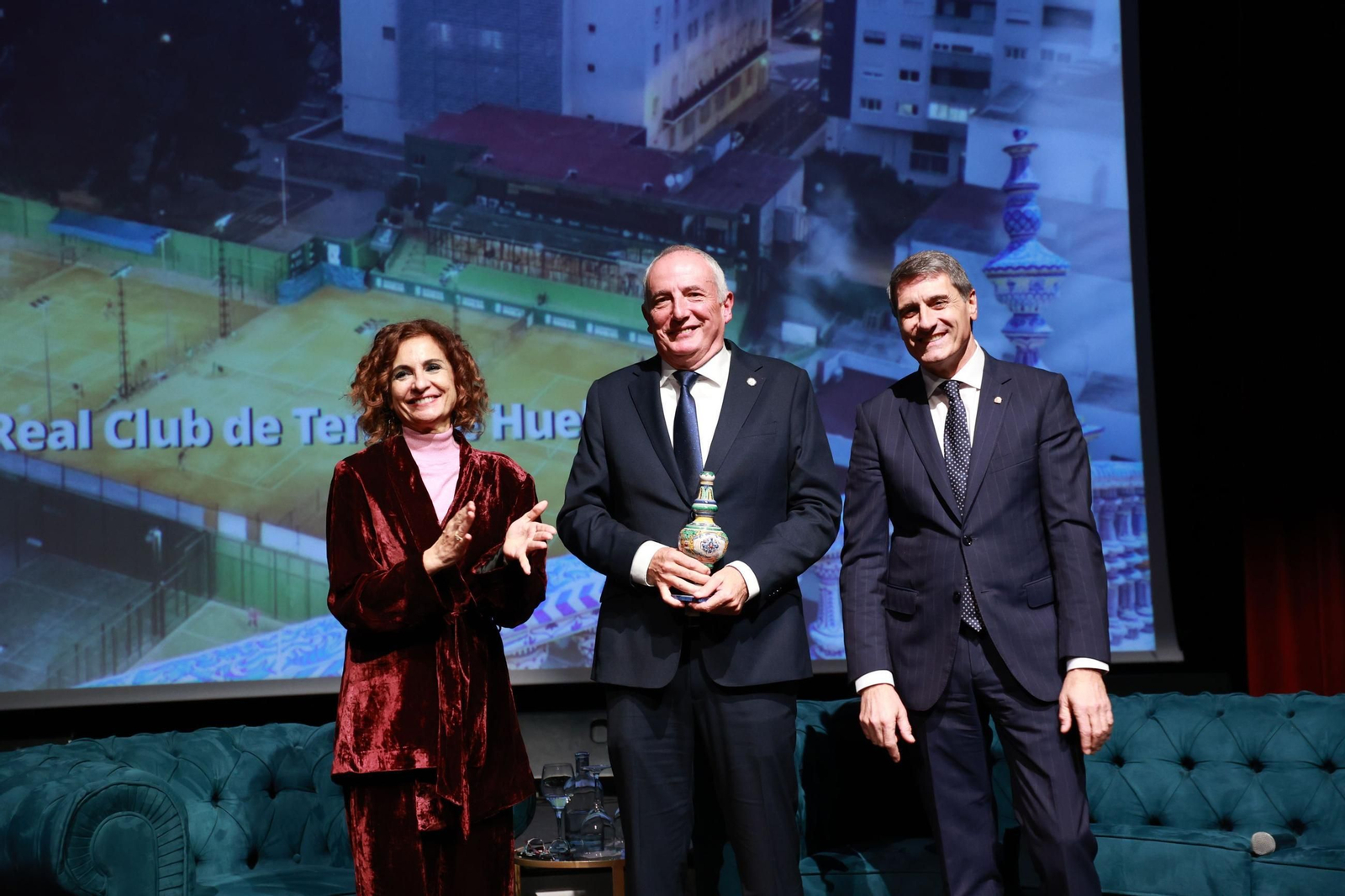 Rafael Romero recoge el galardón acompañado de María Jesús Montero, vicepresidenta del Gobierno, y Pedro Fernández, delegado del Gobierno en Andalucía.