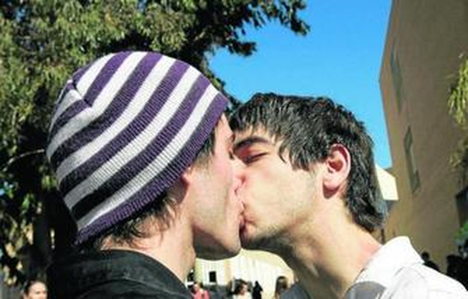 Dos chicos en la última Besada que se celebró en la Universidad de Almería.