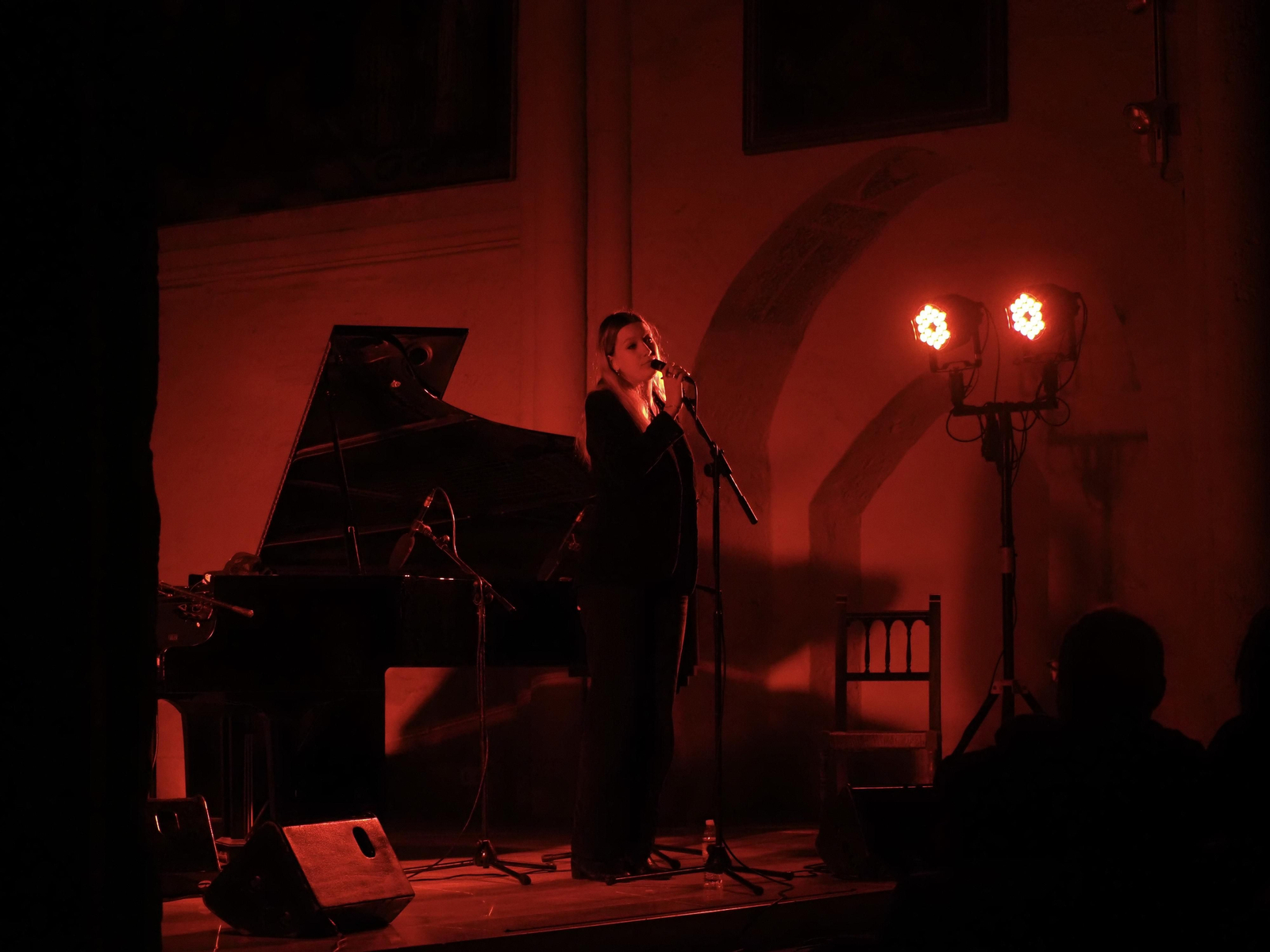 Las fotografías del concierto de Howe Gelb en la Iglesia de la Magdalena de Córdoba