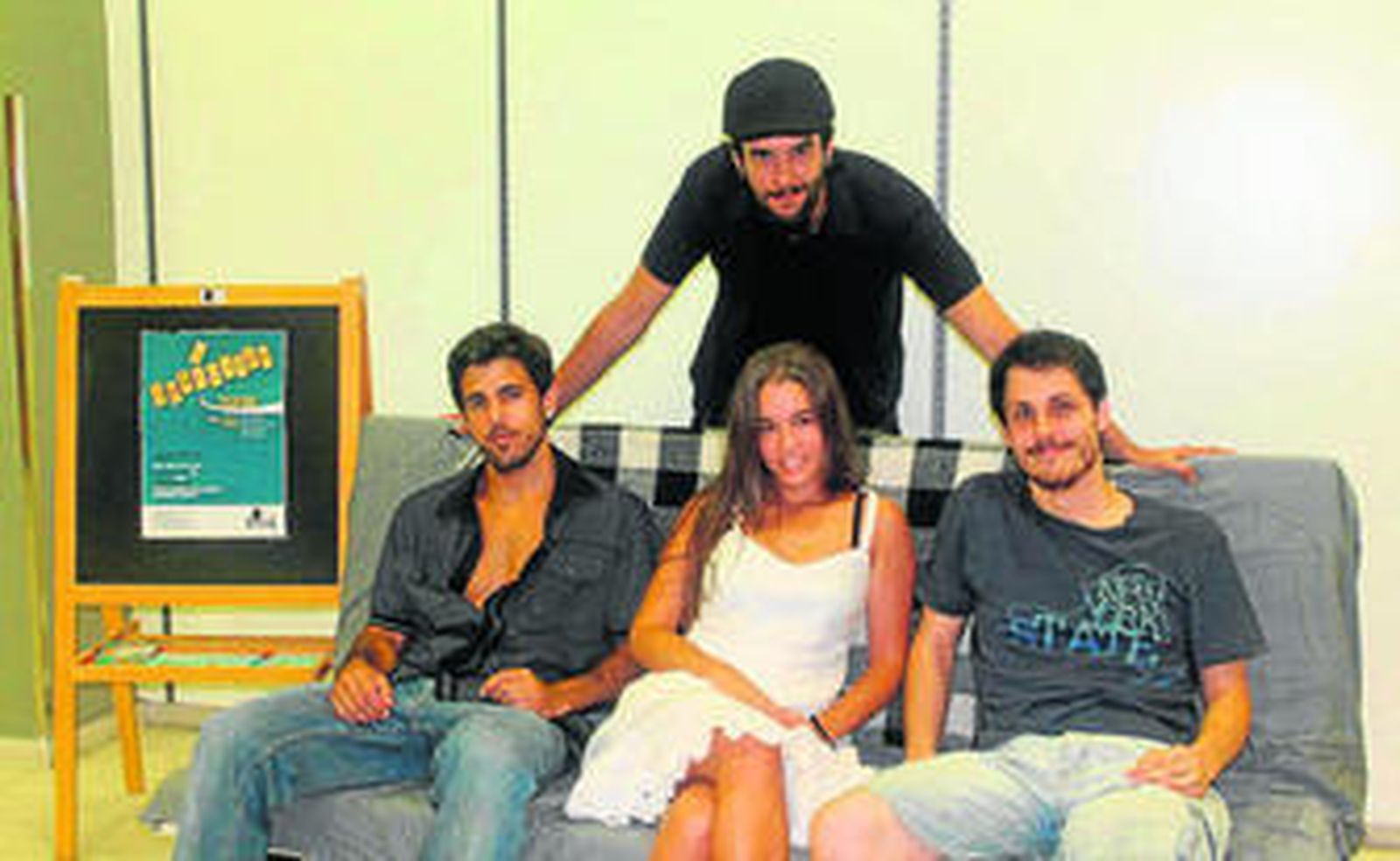 Los actores Javier Pulido, Cyntia Suano y José Luis Bustillo posan junto al cartel de la obra y su autor Isaac Romo.