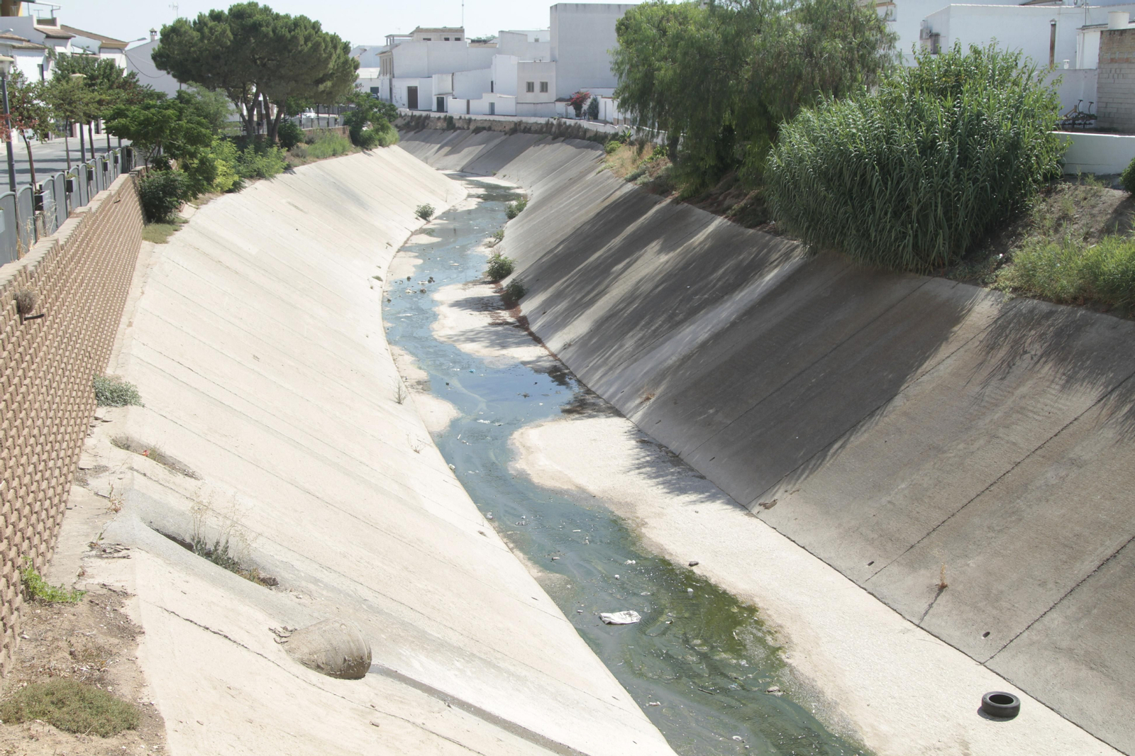 Cauce de un río a su paso por Casariche.