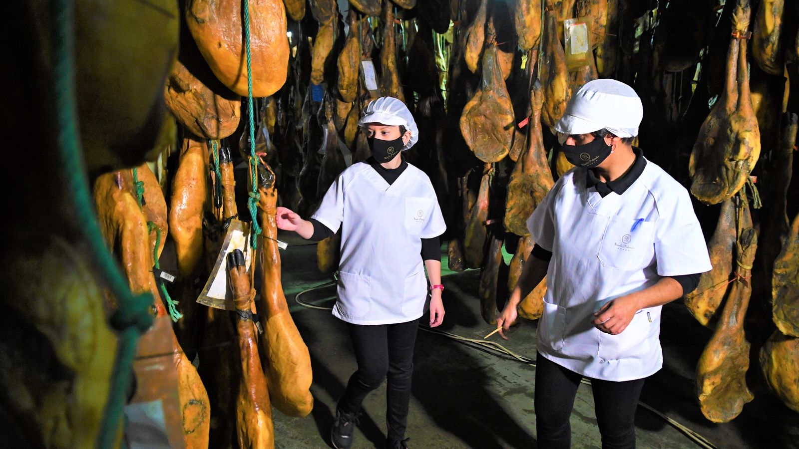 Las hermandas en el secadero.