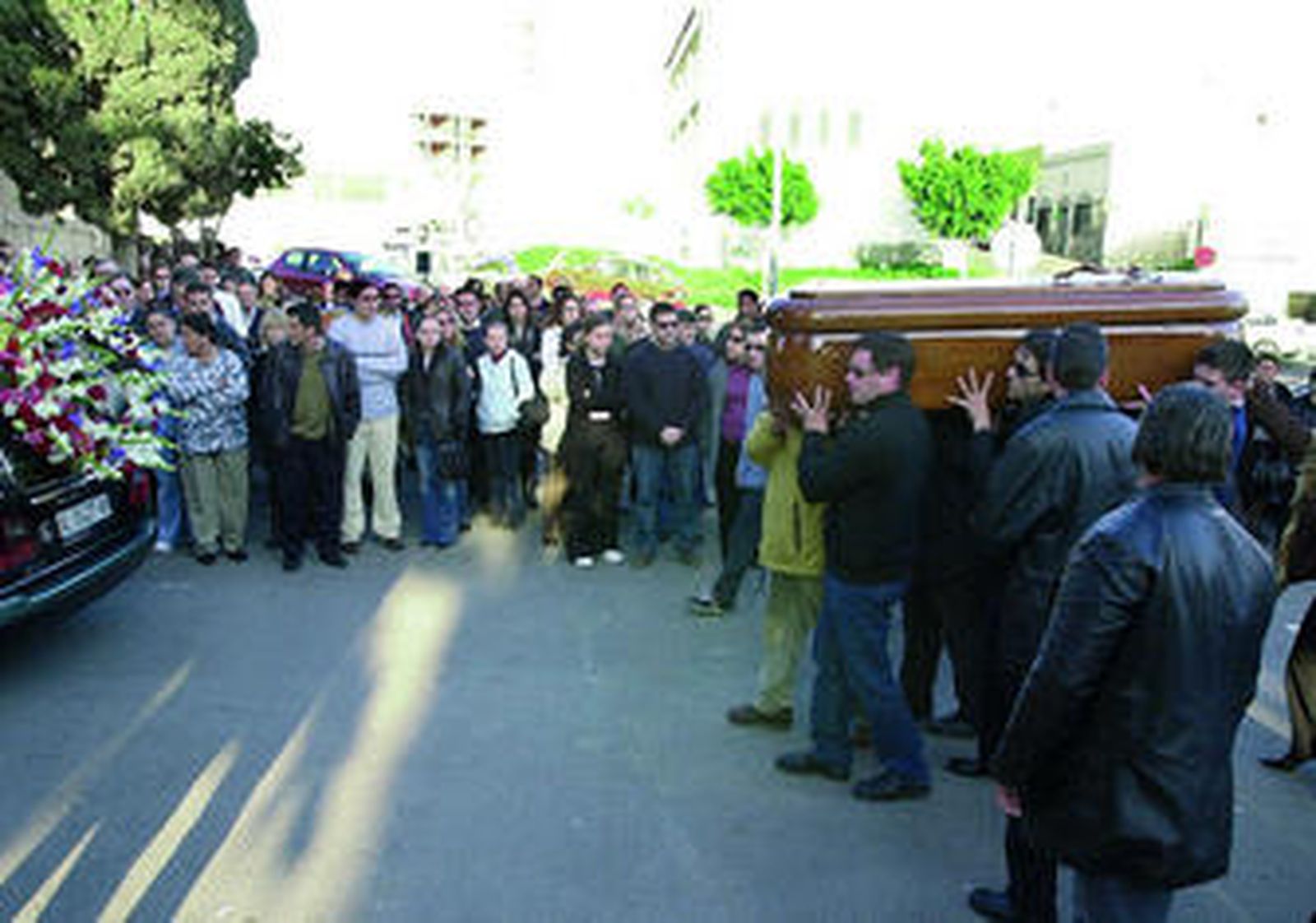 Amigos de Asensio cargan su ataud hasta el cementerio de San José.