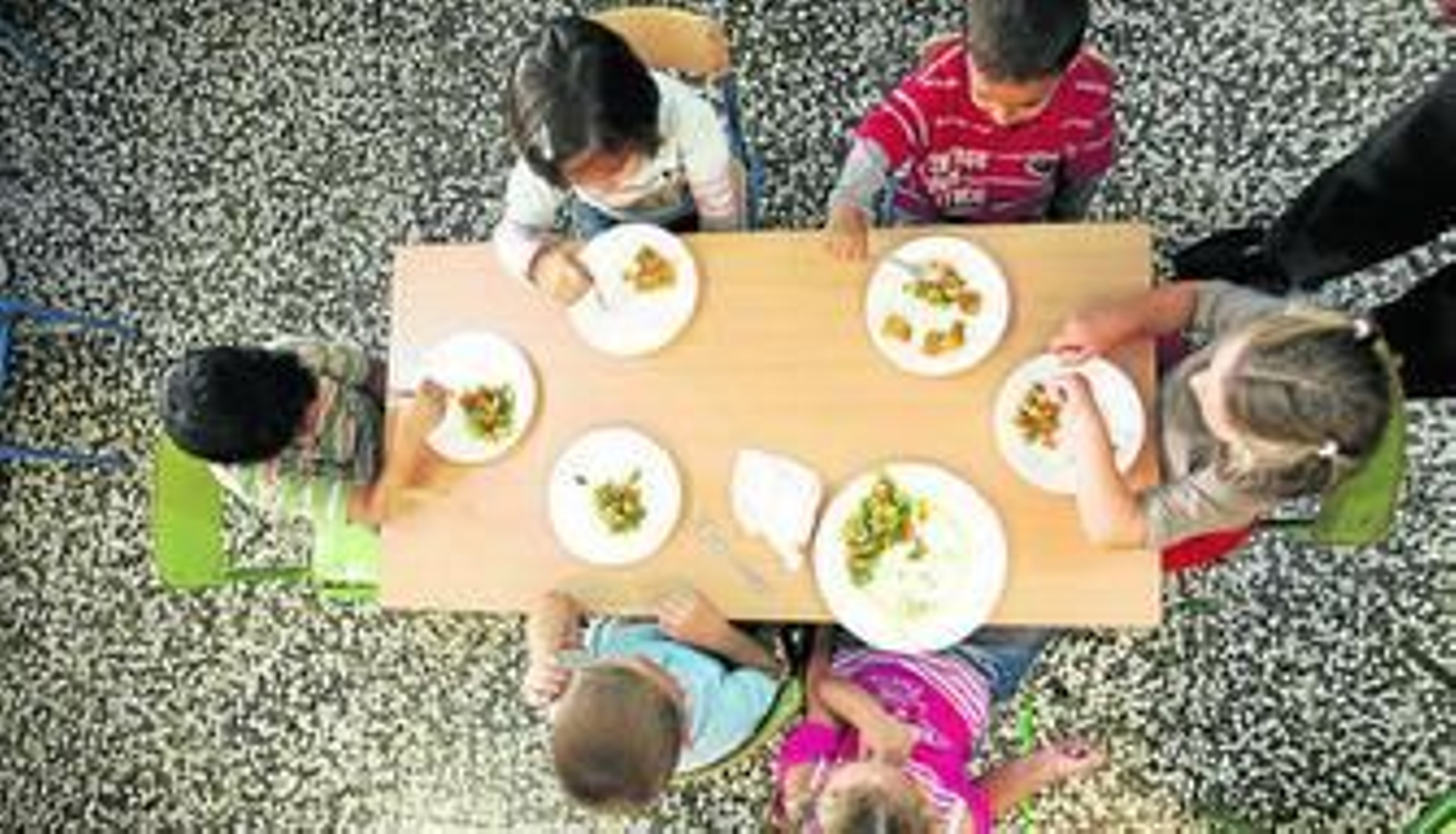 Un grupo de alumnos, en el comedor escolar de un centro educativo de Málaga.