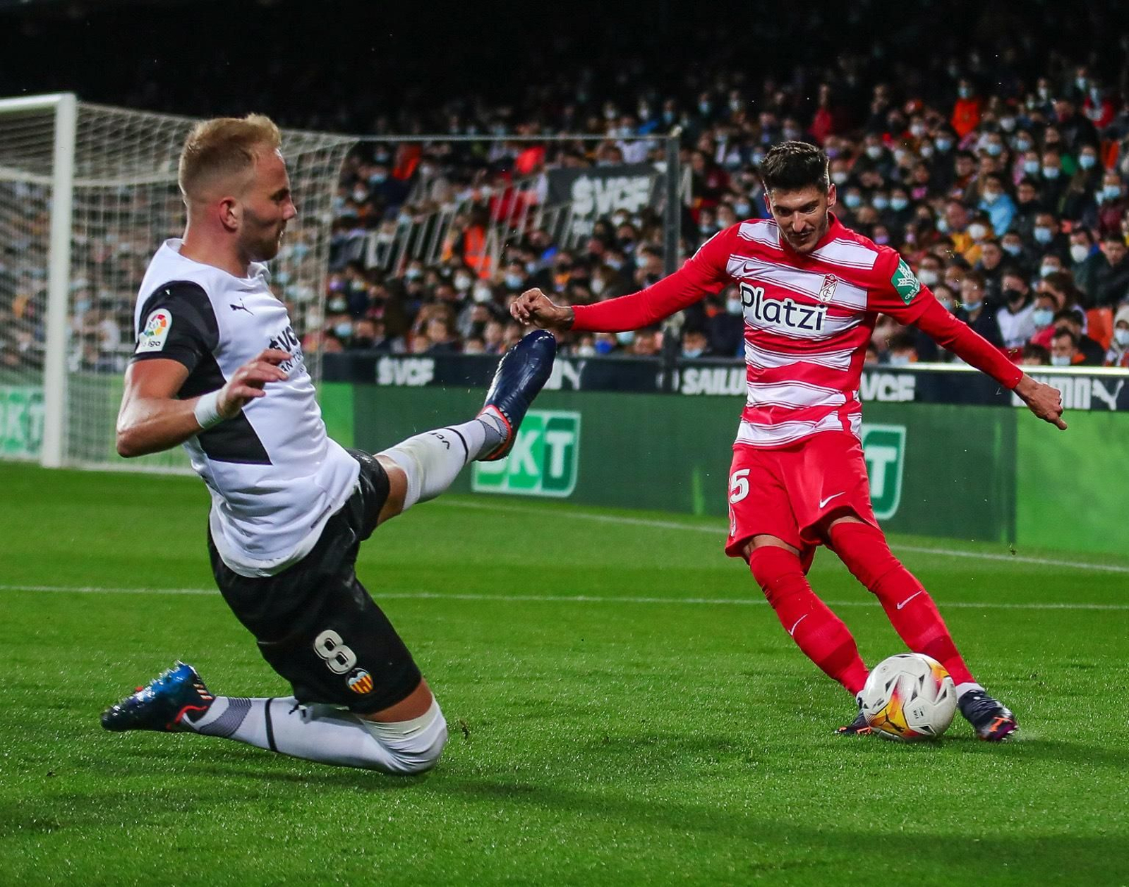 Carlos Neva se dispone a golpear el balón ante Racic