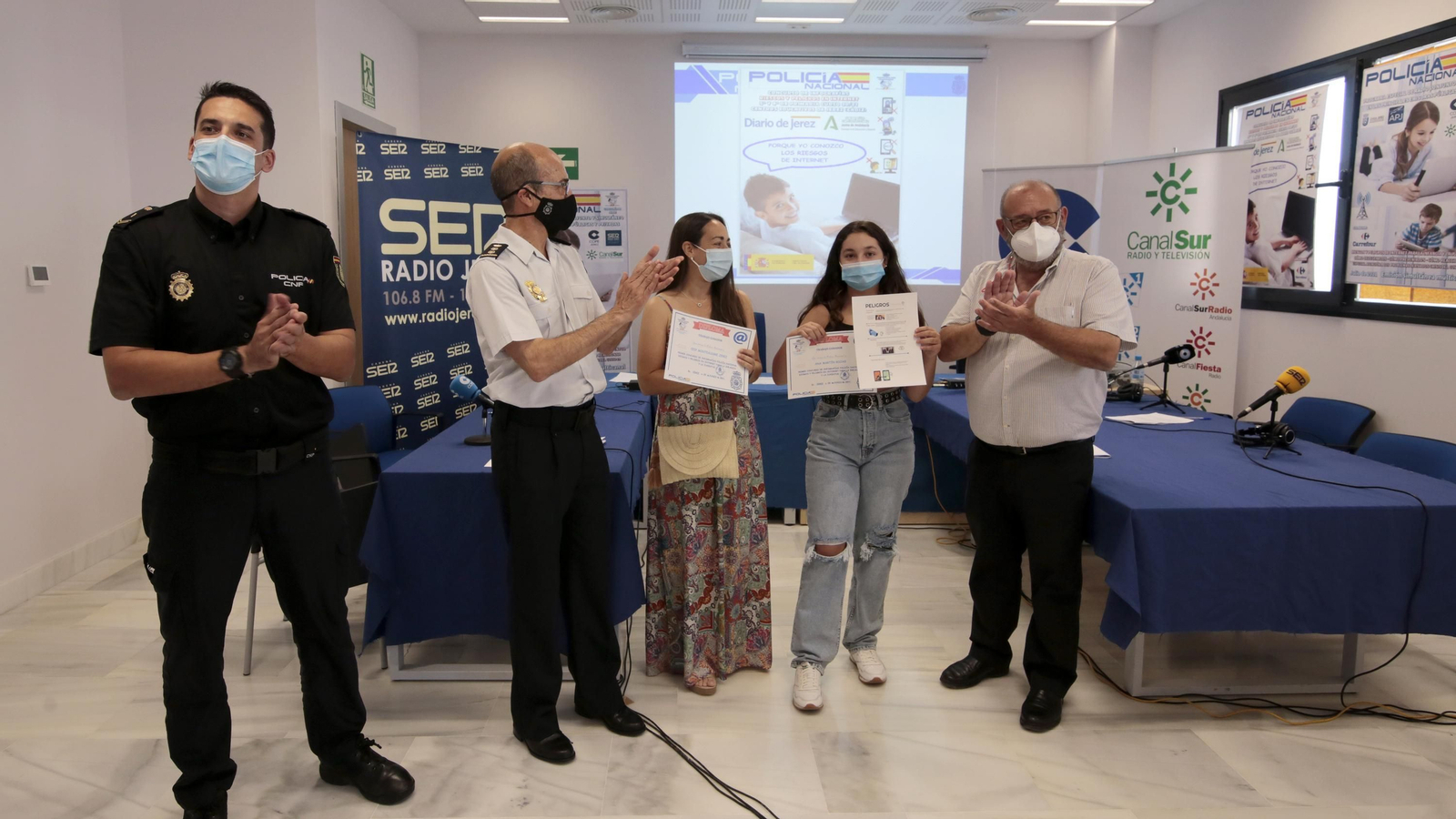 Premios del concurso escolar de infografías sobre riesgos de internet de Diario de Jerez y Policia Nacional