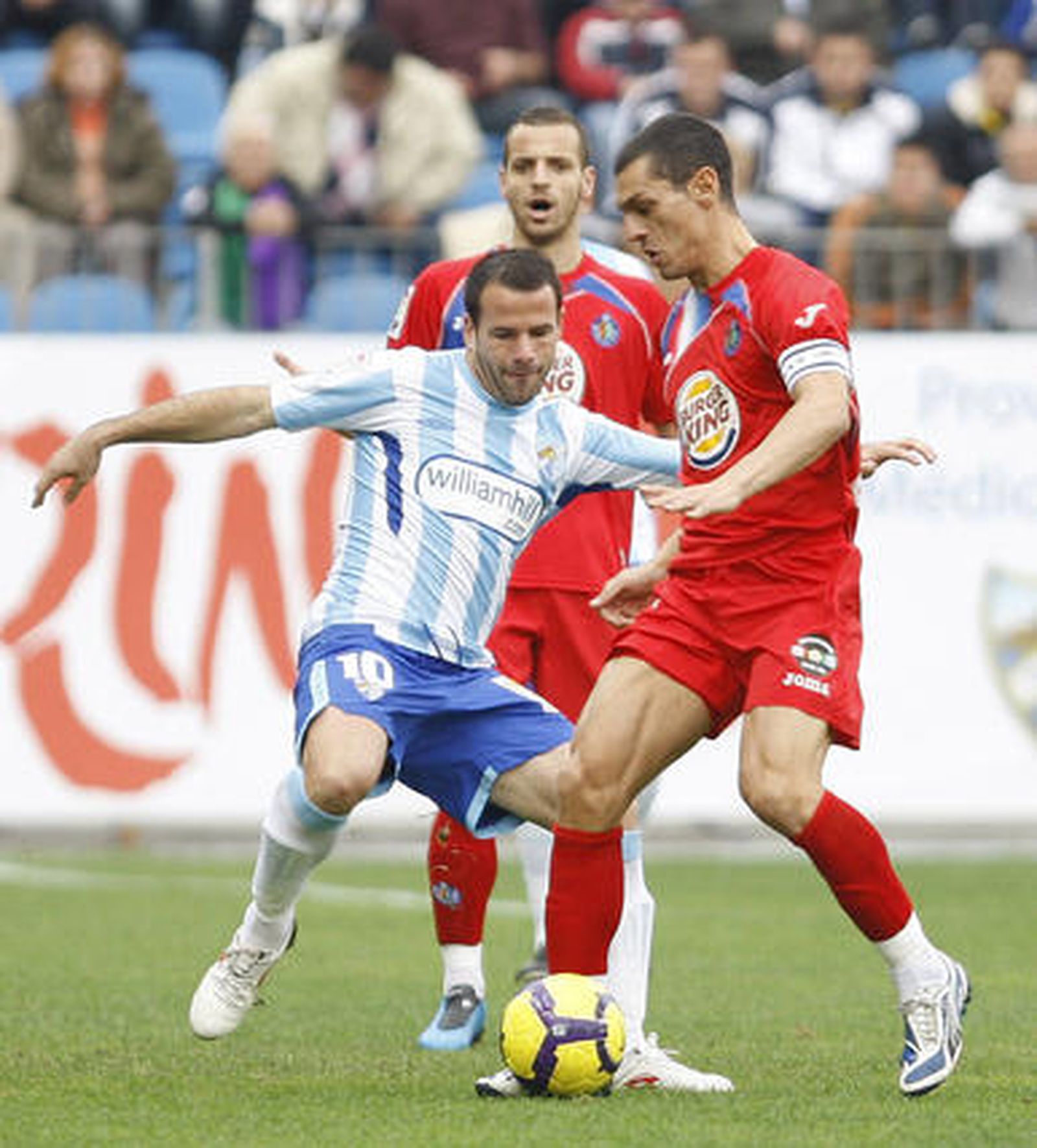 El Málaga respira tras su victoria en Liga ante el Getafe. / Sergio Camacho