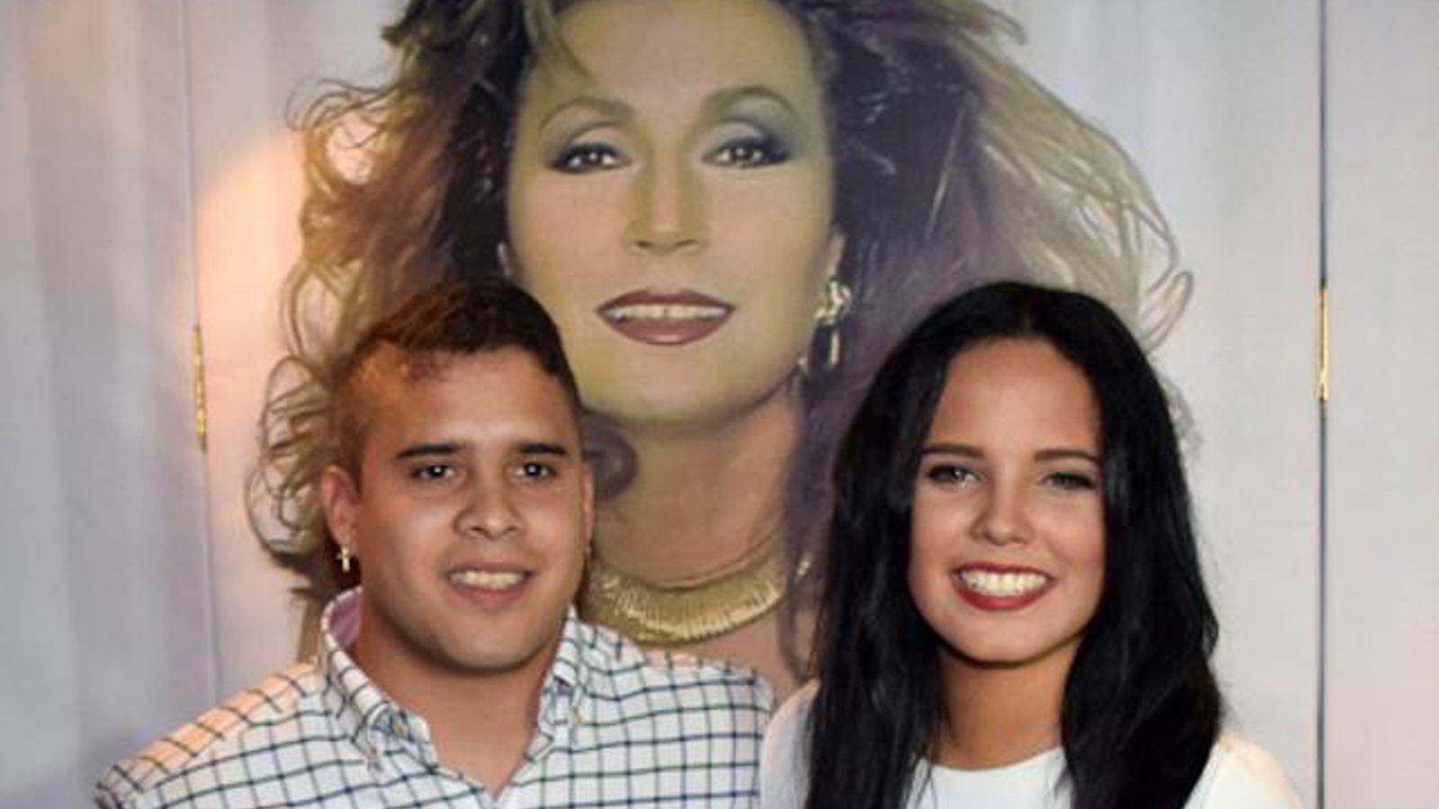 Con su hermano, José Fernando, en un homenaje a su madre.