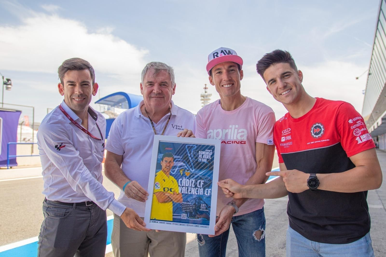Vizcaíno posa con el cartel en compañía de Carlos Ezpeleta, Aleix Espargaró y Marcos Ramírez.