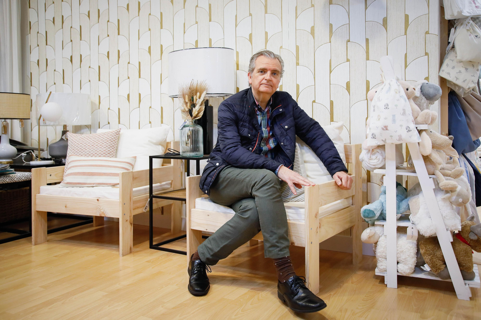 Antonio Gutiérrez posa en su tienda del Centro Comercial Oliveros.