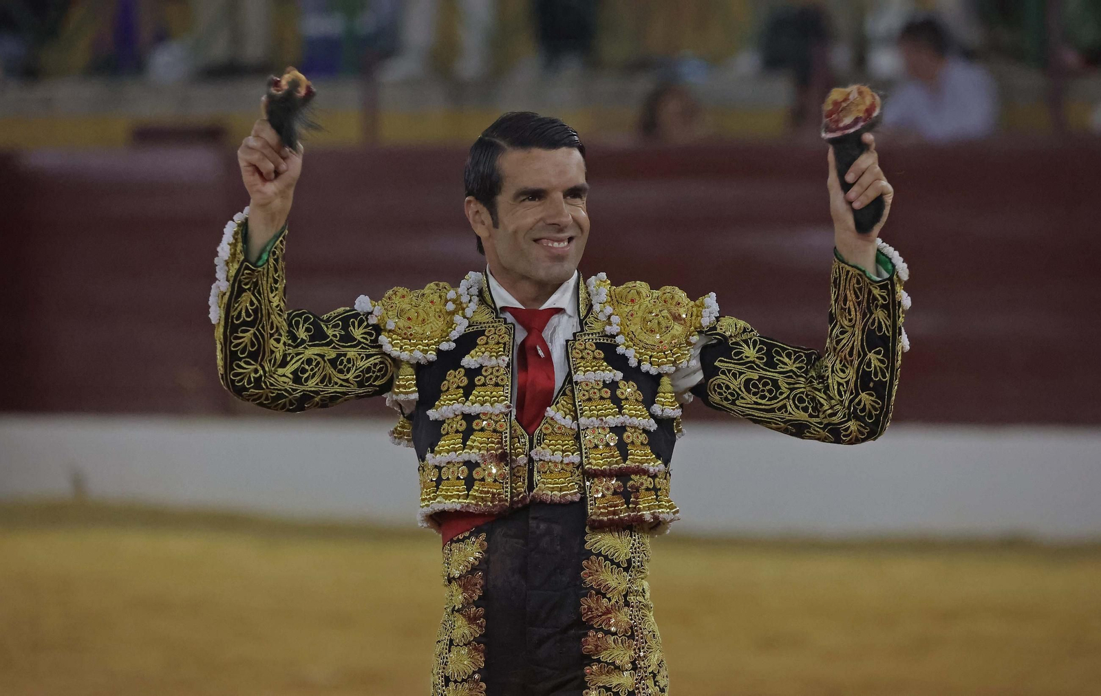 Fotos de la corrida del domingo de la Feria de La Línea: Emilio de Justo y David Galván