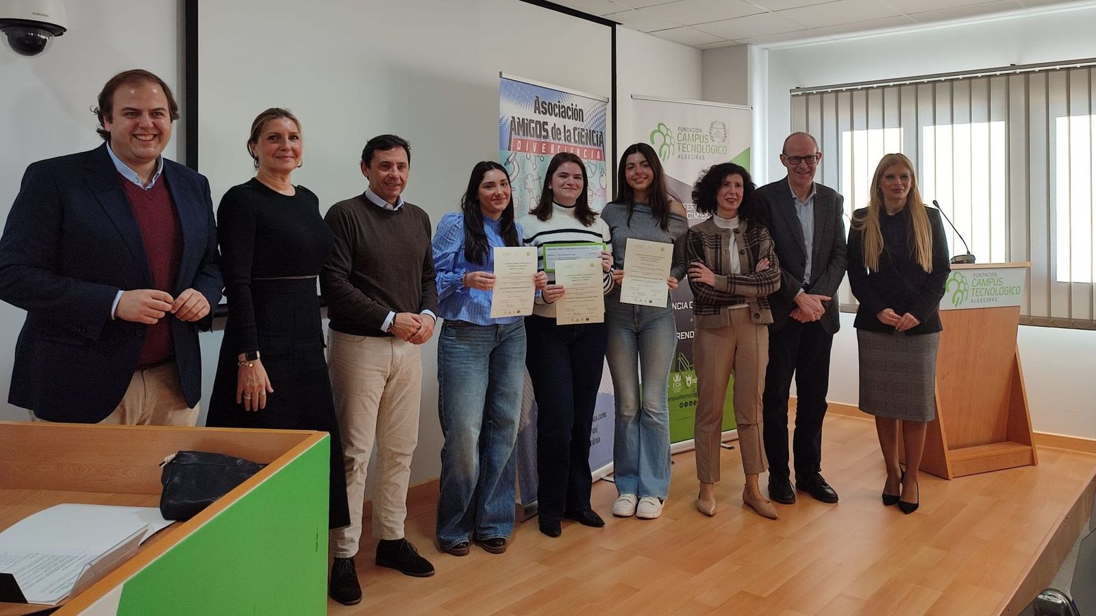 Las estudiantes reconocidas, junto a las autoridades en el Edificio I+D+i del Campus Tecnológico.