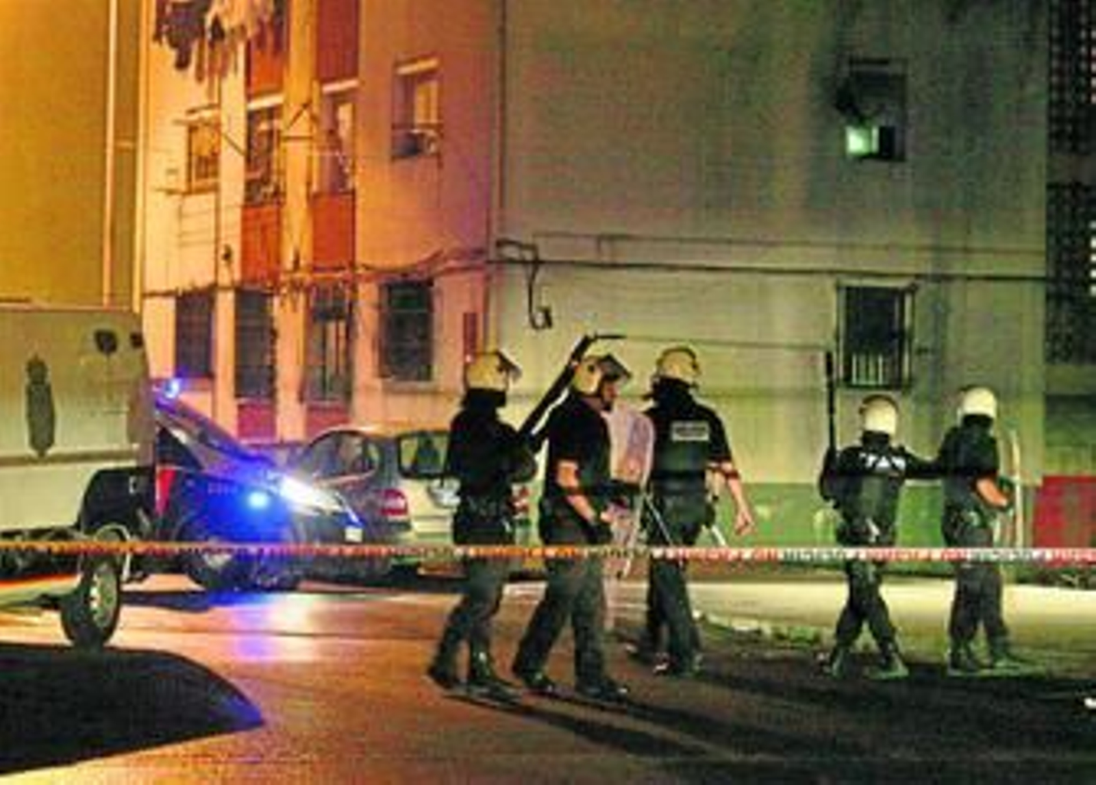 Agentes del Cuerpo Nacional de Policía durante el registro de una vivienda de La Línea en 2012..