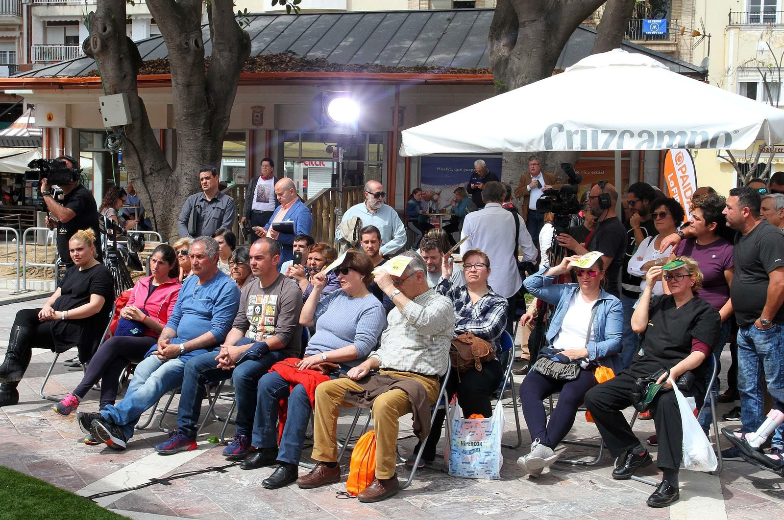 Imágenes de Gabriel Cruz durante la grabación del programa 'Hoy cocina el alcalde'.