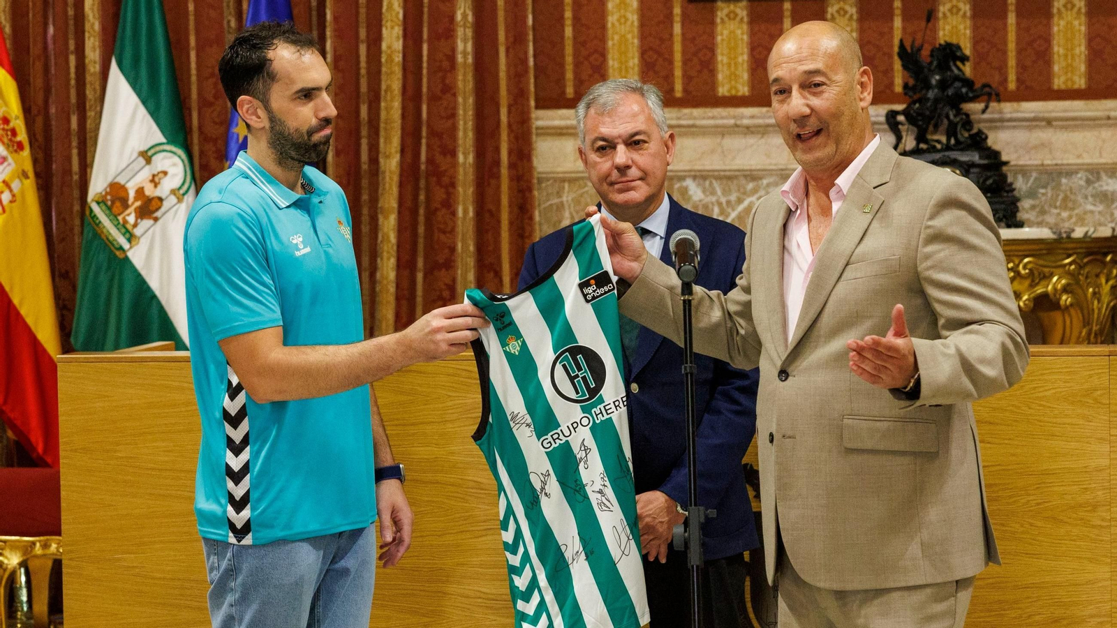 El alcalde de Sevilla, Jose Luis Sanz, en la recepción tras el ascenso junto a Benite y Pedro Fernández.