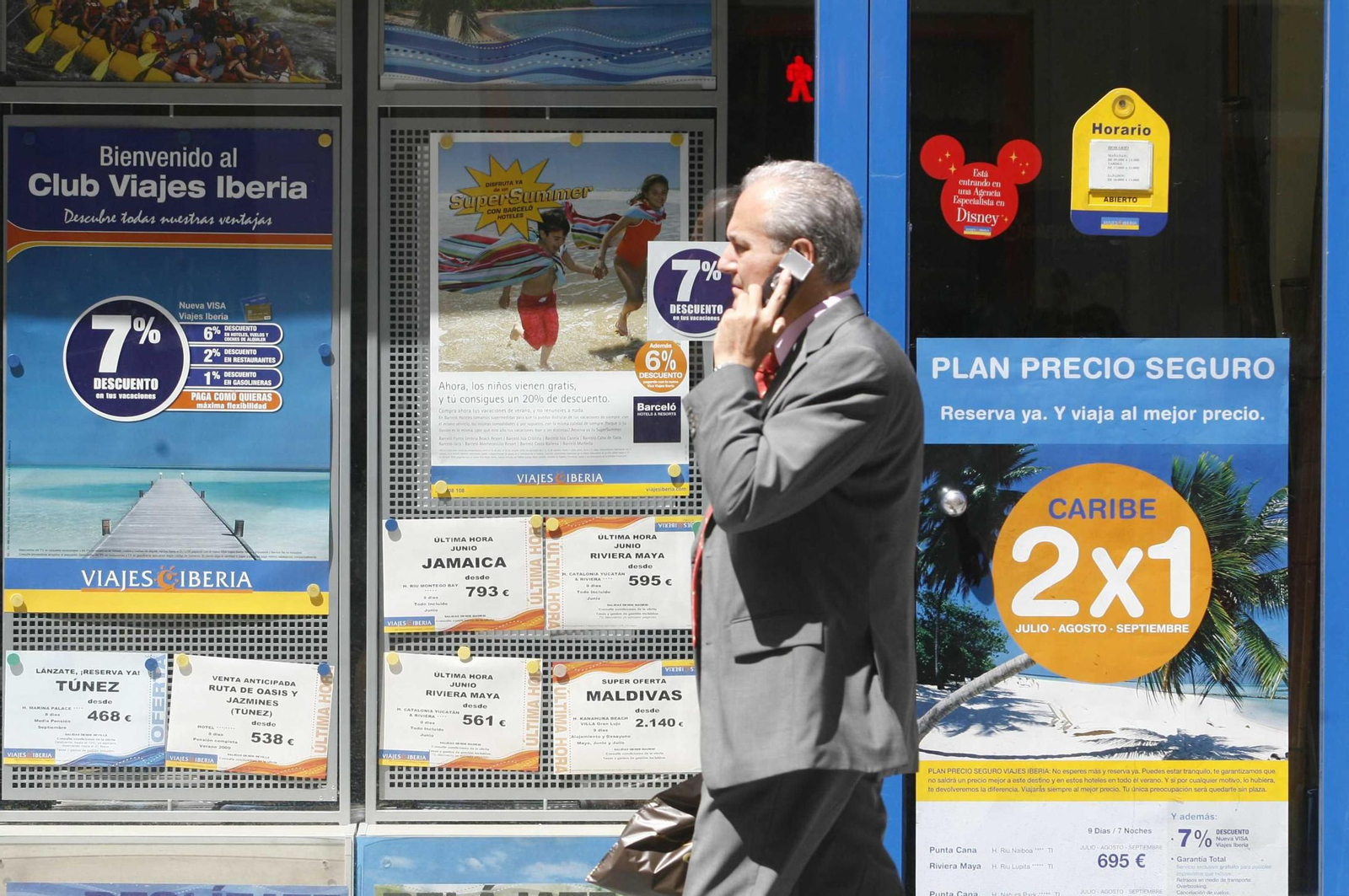 Escaparate de una agencia de viajes.