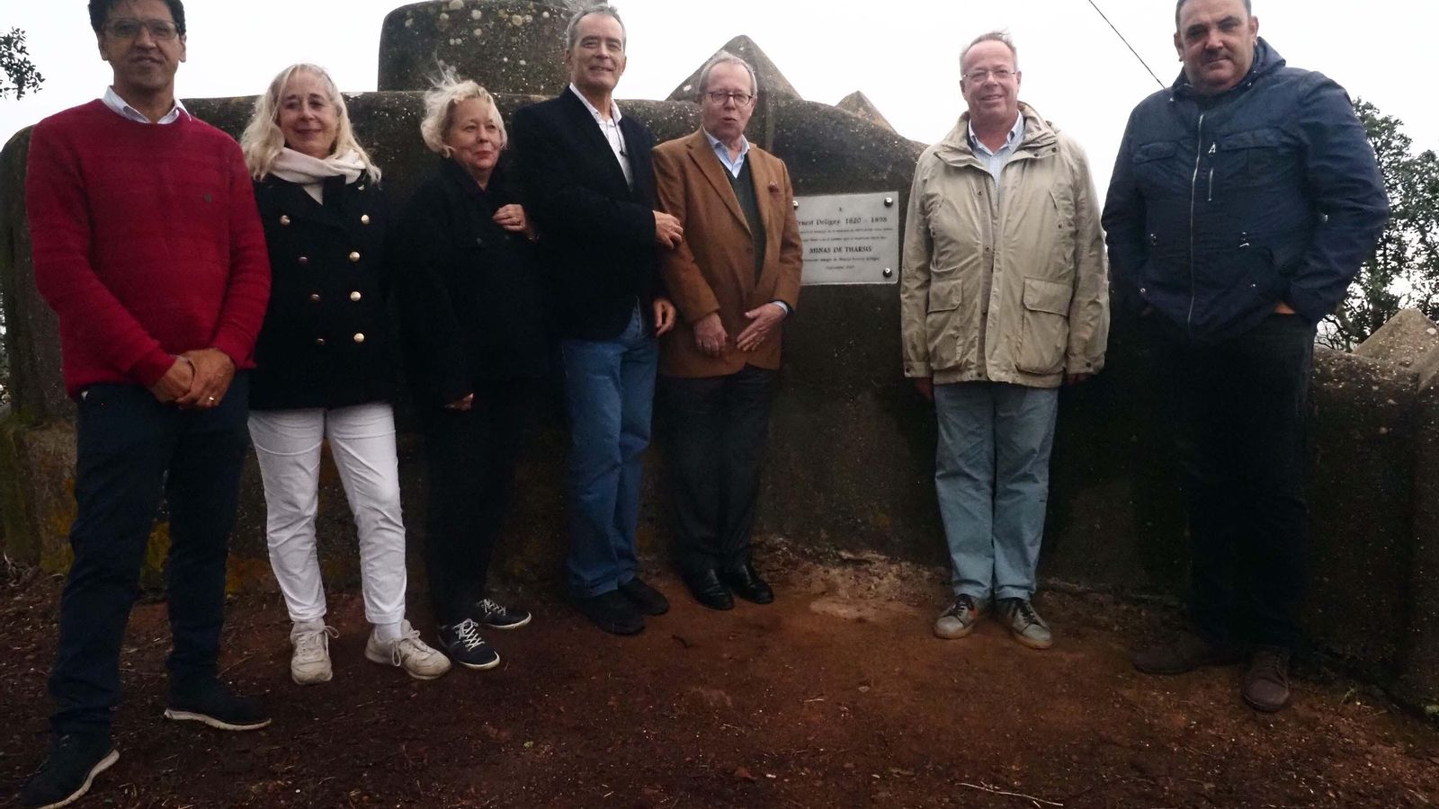 Los bisnietos de Deligny, el presidente de Amigos de Tharsis, y los alcaldes de Alosno y Tharsis, junto a la placa descubierta en el monte Tarse