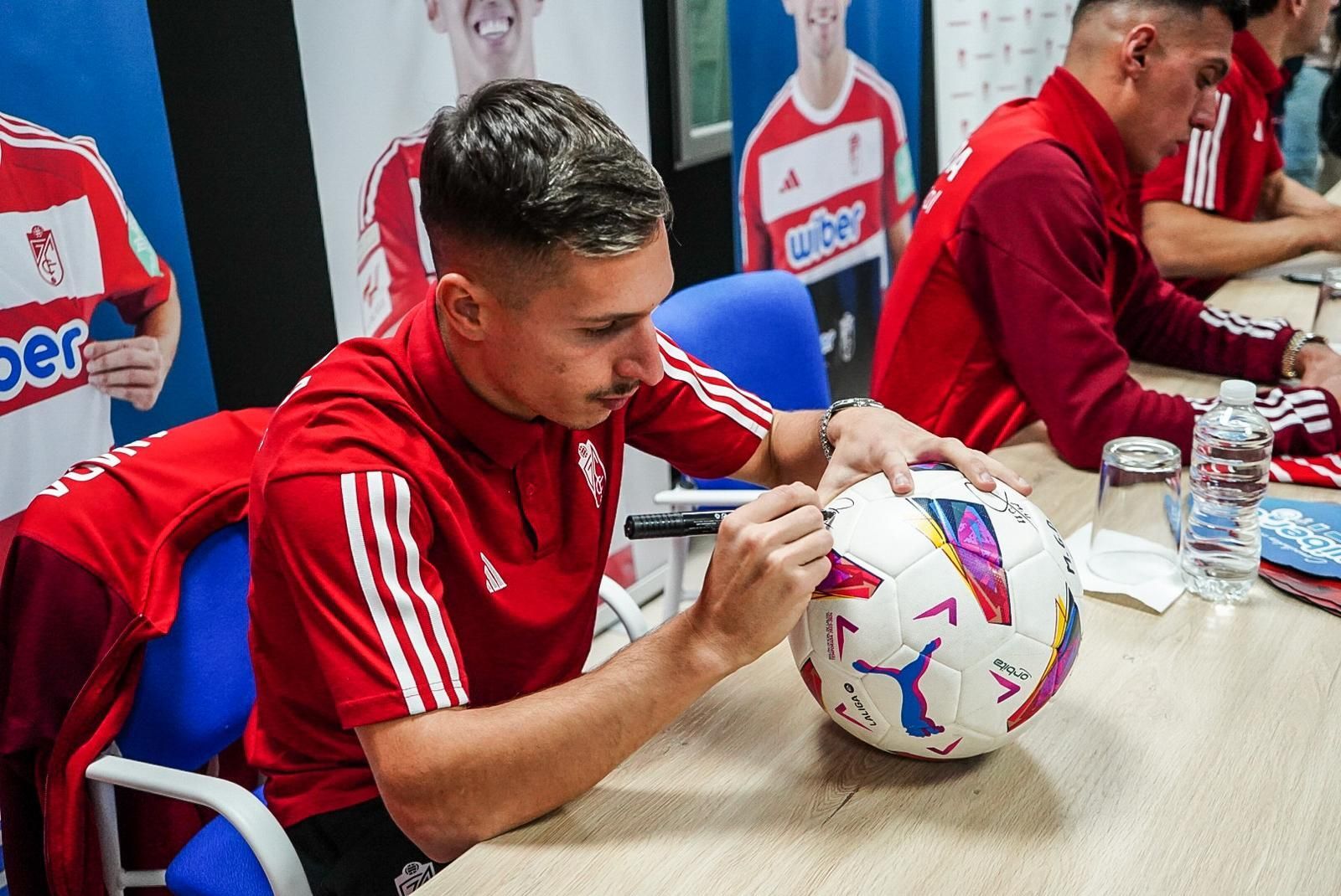 Las mejores imágenes de la firma de autógrafos del Granada CF