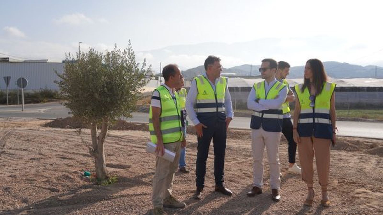 Trabajos de ornamentación en la glorieta de la variante Sur y acceso al barrio de San Roque, de Berja