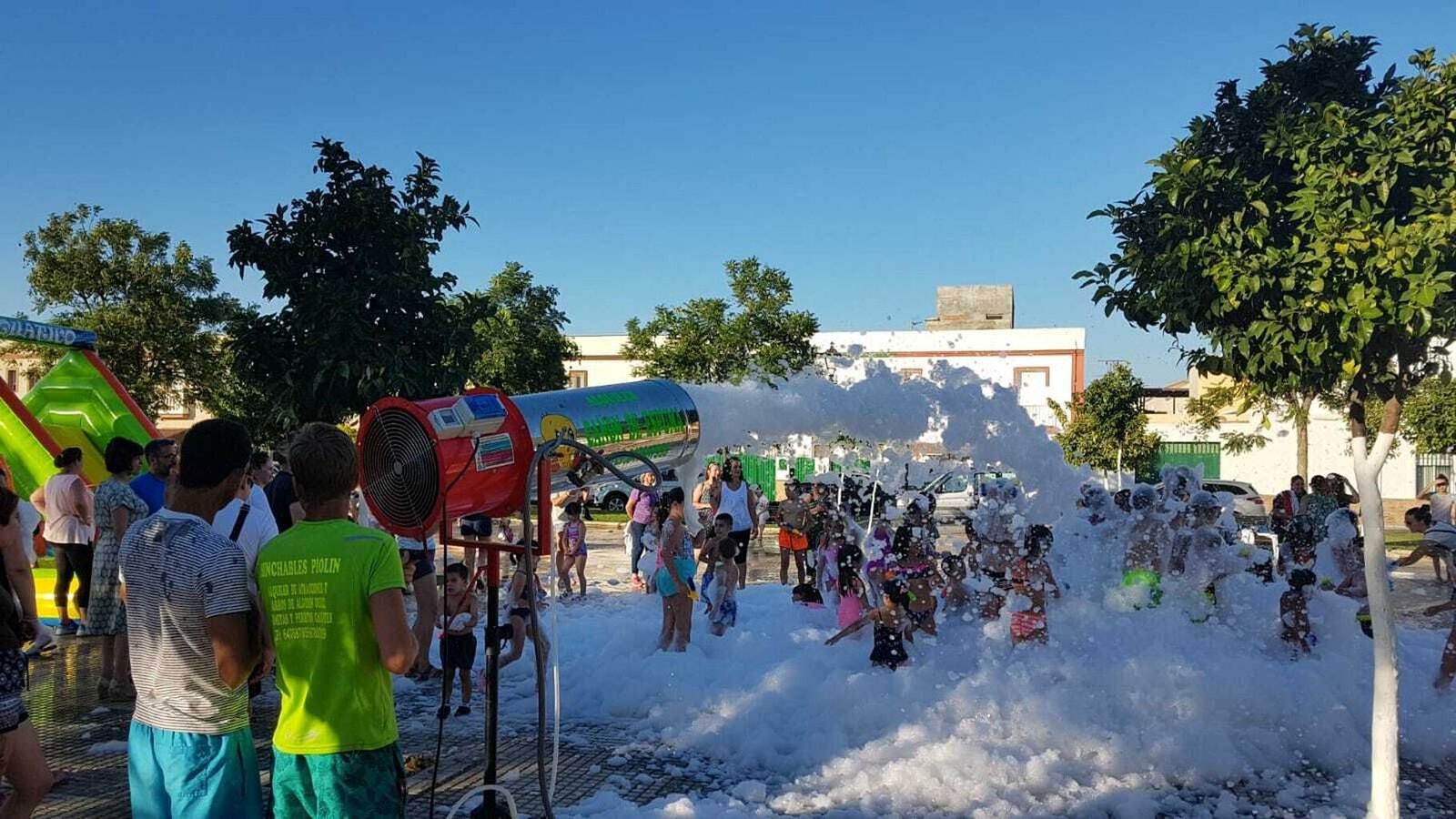 Fiesta del agua y la espuma celebrada en Guillena, en una edición pasada.