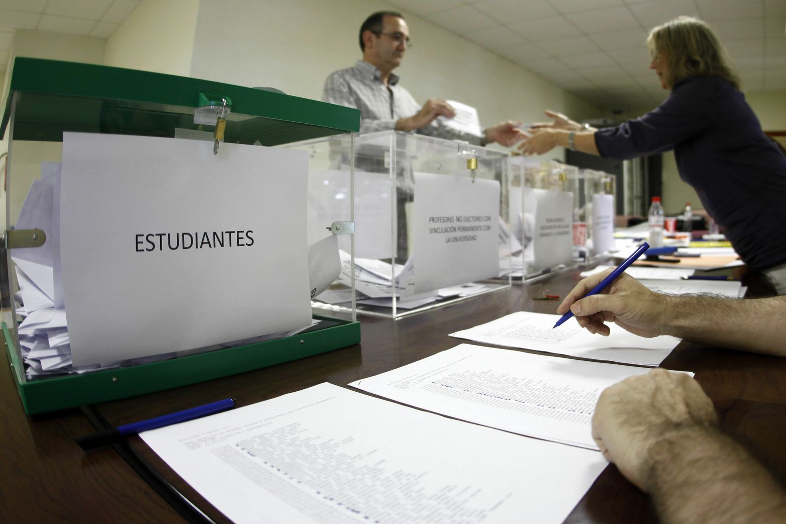 Un miembro de la comunidad deposita su voto en unas elecciones a rector de la UCA.