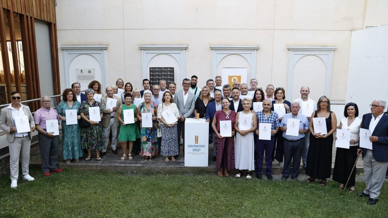 El Cuarto Real de Santo Domingo ha acogido el acto de firma de adhesión de más de una treintena de asociaciones de vecinos en presencia de la alcaldesa Marifrán Carazo, el presidente de la Federación Provincial de Asociaciones de Vecinos, Eduardo Ortega, el concejal Francisco Almohalla y el concejal Juan Ramón Ferreira.