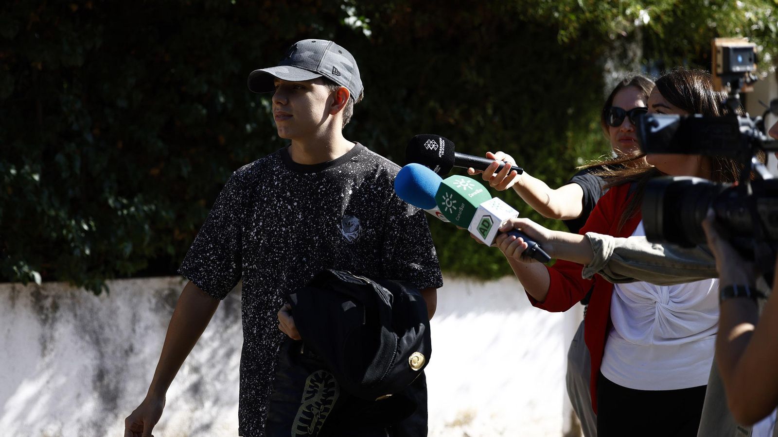 Un joven amigo del fallecido llega a la casa de éste.