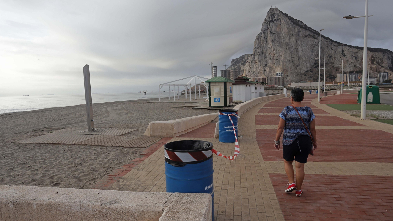 Fotos de las labores de limpieza en la playa de Santa Barbara por el nuevo vertido del 'OS 35' en La Línea