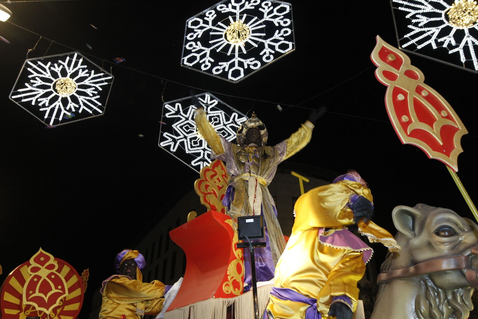 El Rey Baltasar saluda desde la carroza