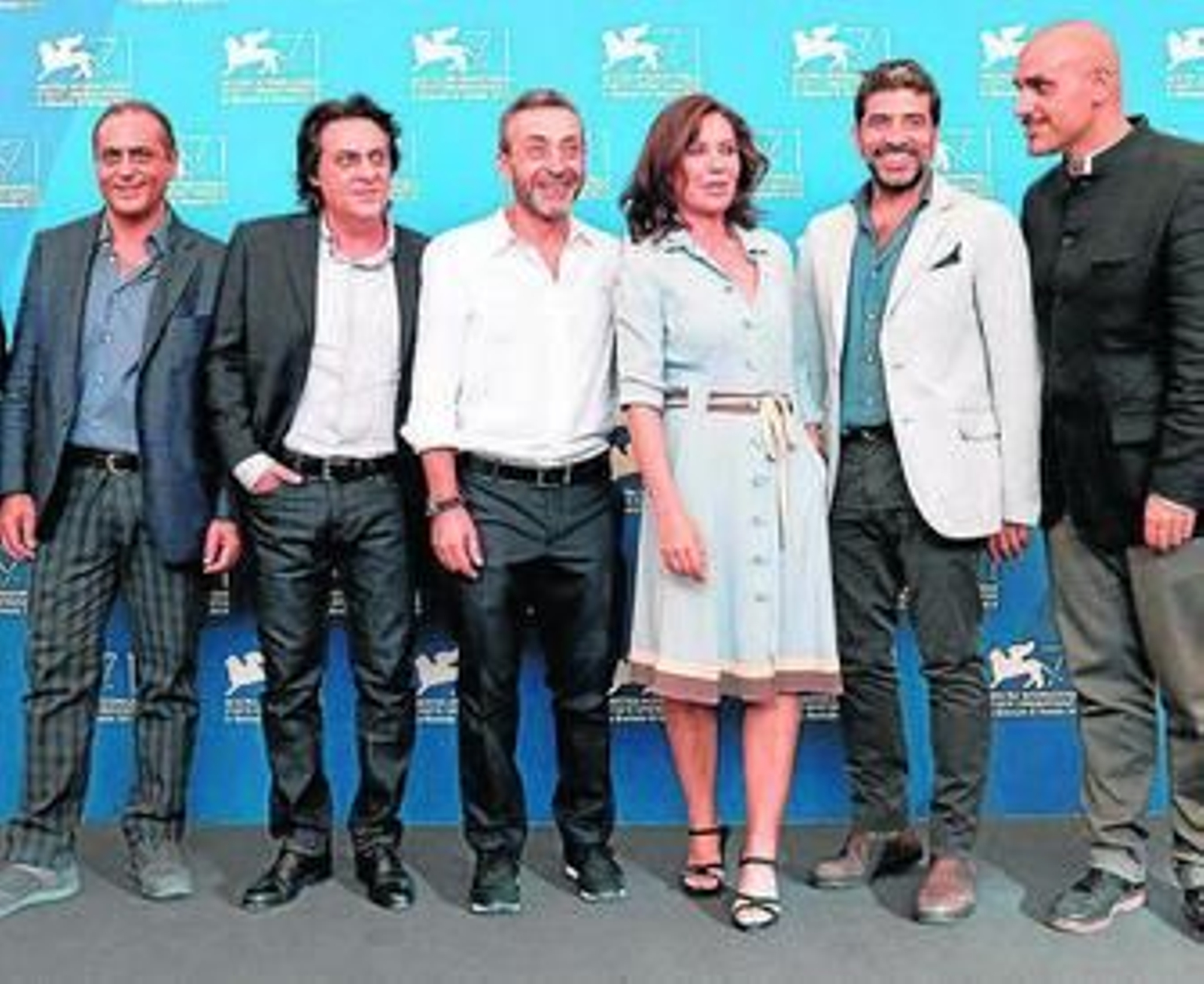 La directora Sabina Guzzanti y el resto del reparto de La trattativa.