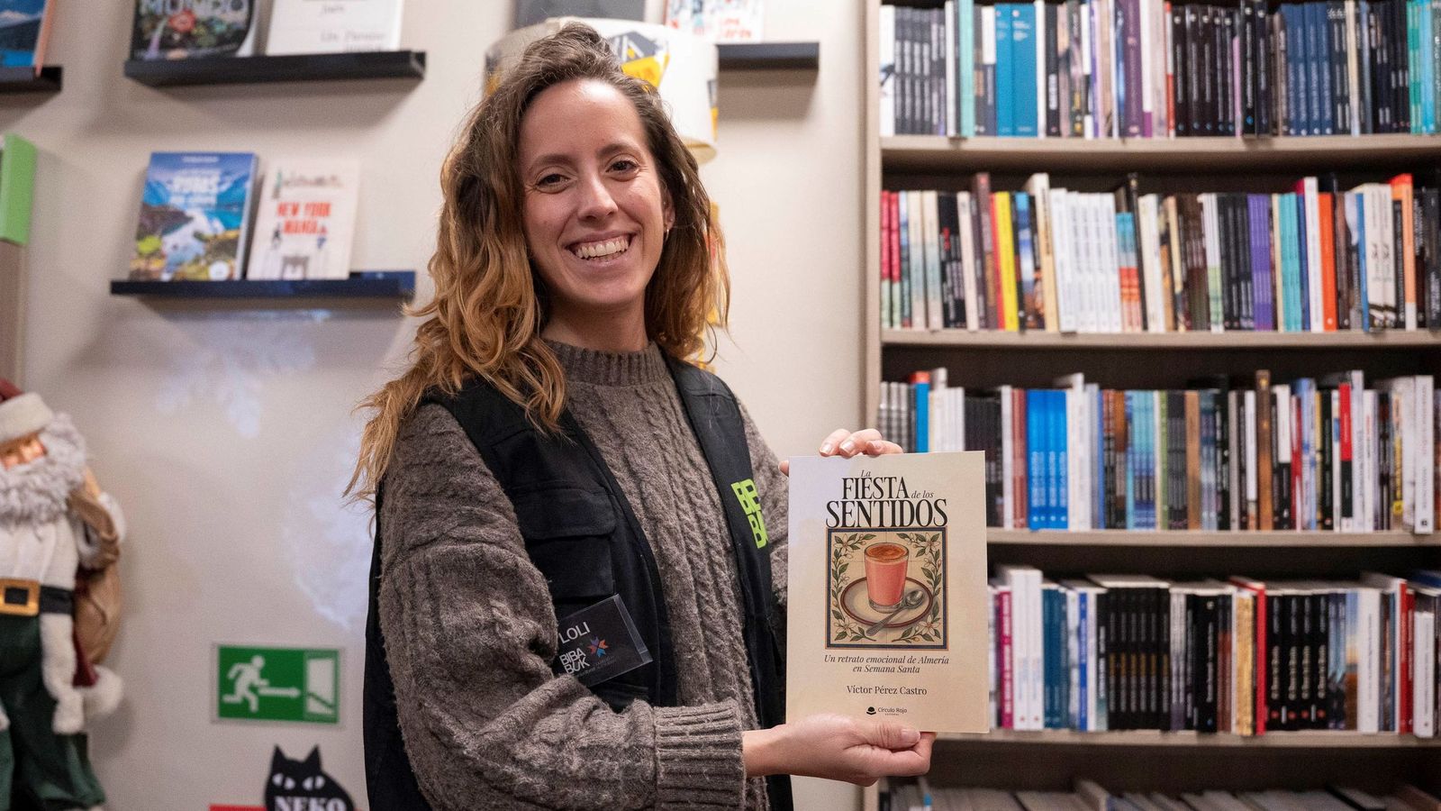 La fiesta de los sentidos: un retrato emocional de Almería en Semana Santa, de Víctor Pérez Castro (Círculo Rojo) |  Es uno de los libros más vendidos de las últimas semanas, según señalan desde la librería Bibabuk. Es un ejemplar imprescindible para los apasionados del mundo cofrade. Un viaje inesperado lleva a Manu Tojeiro, un joven periodista del norte de España, hasta Almería en Semana Santa. Lo que empieza como una simple crónica de viajes se convierte pronto en un descubrimiento personal y colectivo: la ciudad, su gente y sus tradiciones le abren las puertas a un universo de sonidos, aromas y emociones. La fiesta de los sentidos es un relato vibrante y humano que invita a mirar la Semana Santa almeriense con otros ojos: los de quien se asombra, se emociona y termina por enamorarse de una tierra y de su manera de sentir. Narrado con un estilo cercano y evocador, este libro es también una invitación a redescubrir la fuerza de la tradición popular y la intensidad con que la fe y la cultura pueden entrelazarse en el pulso de una ciudad viva. Y si estos fueran pocos motivos, ¡en la portada hay una ilustración de un americano! No puede ser más almeriense.