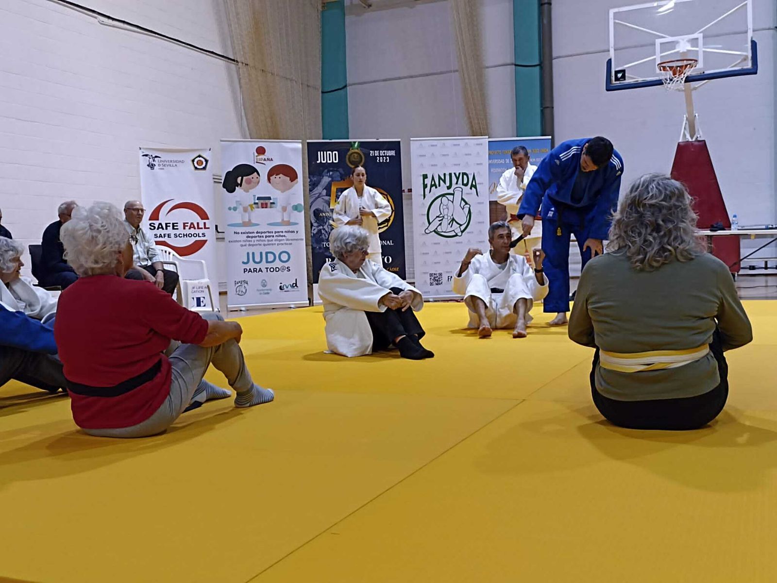 Taller de judo dirigido a personas mayores para mejorar su movilidad