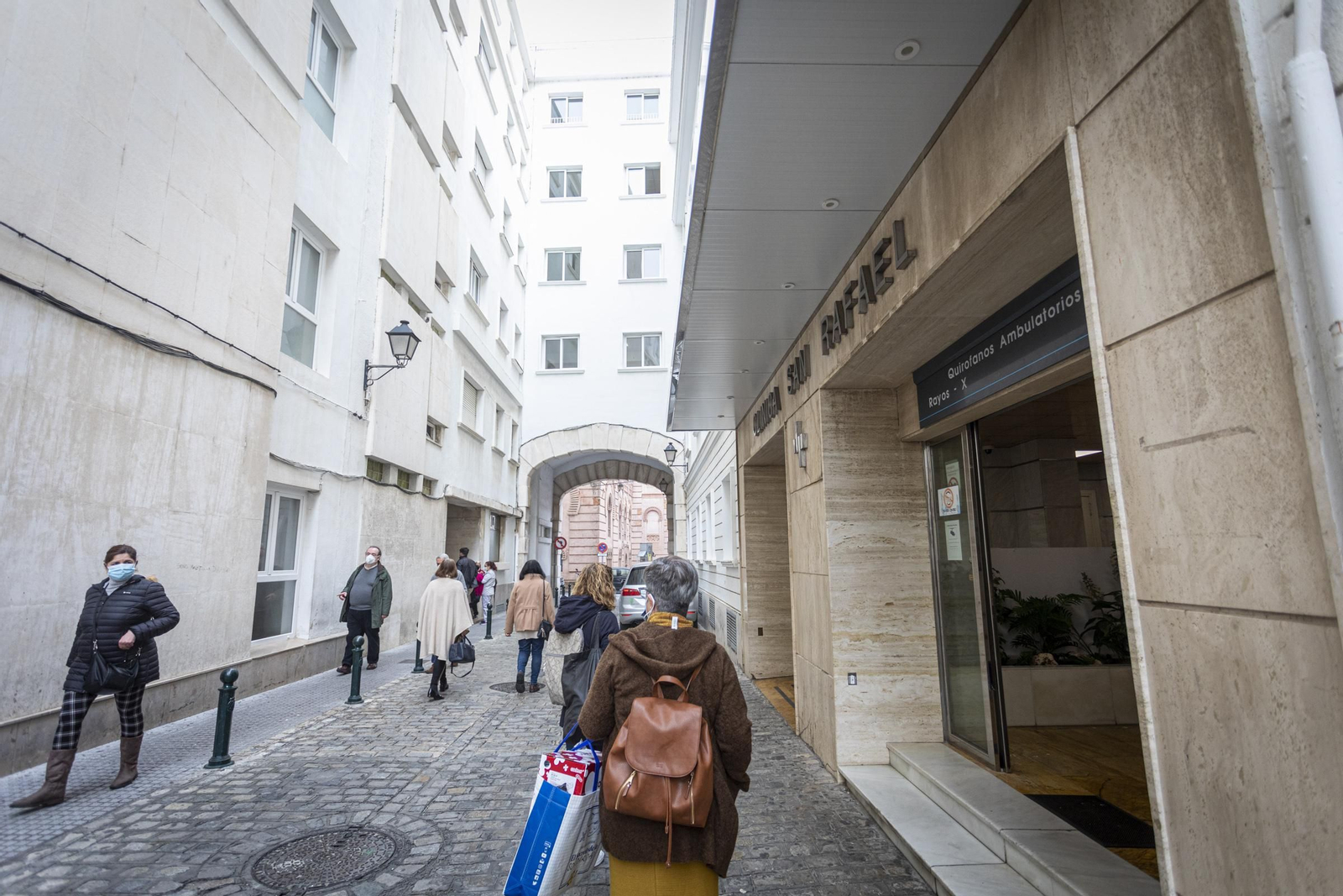 Uno de los accesos al hospital de San Rafael de Cádiz, ubicado en la calle Diego Arias