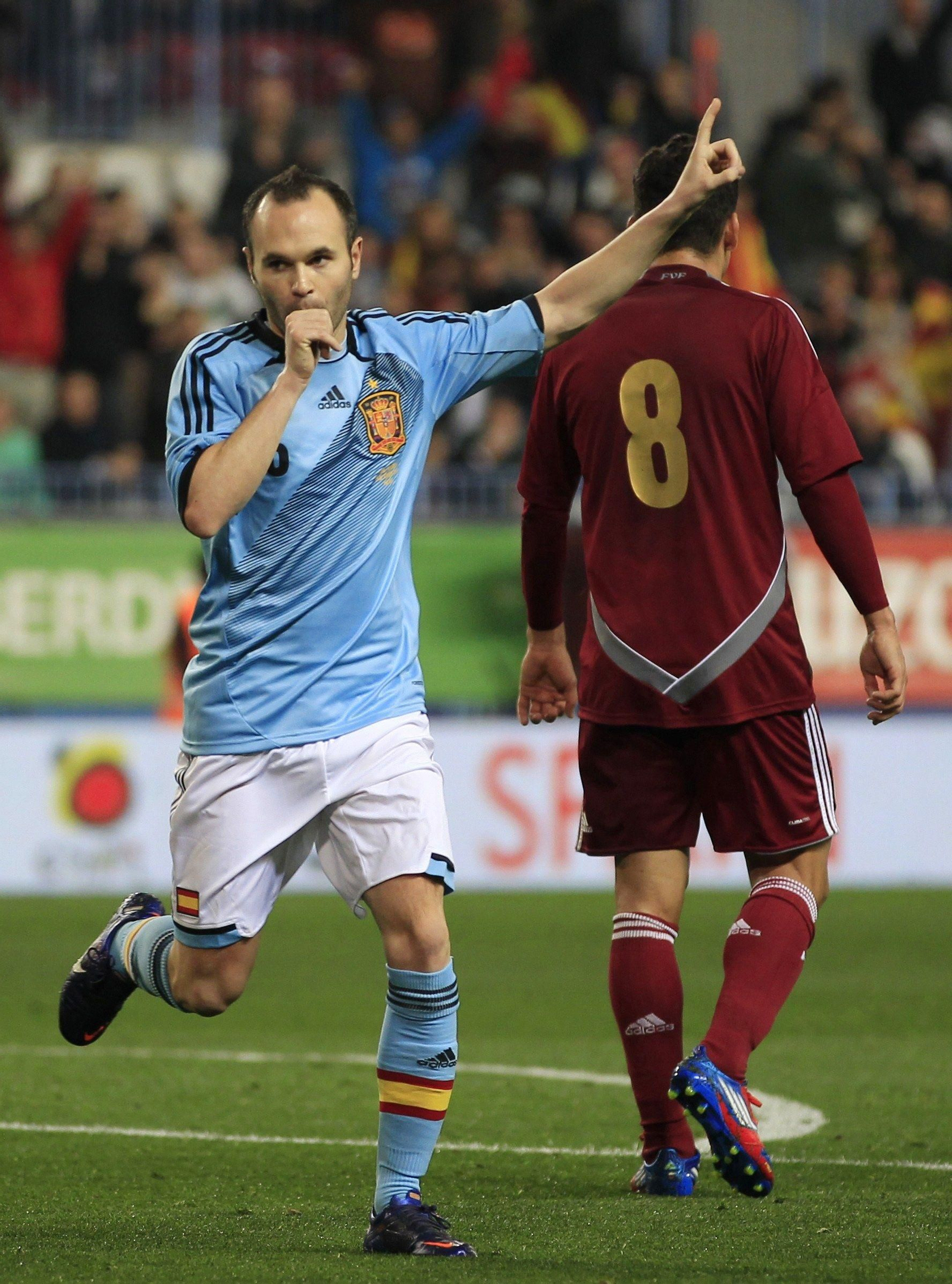 Las fotos de Andrés Iniesta en La Rosaleda con España y el Barcelona Las fotos de Andrés Iniesta en La Rosaleda con España y el Barcelona
