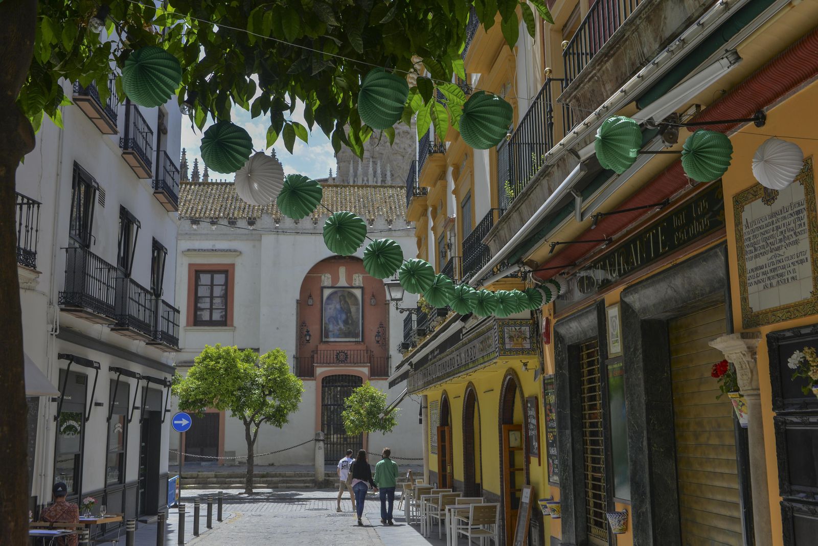 Las terrazas de algunos bares decoradas con farolillos.