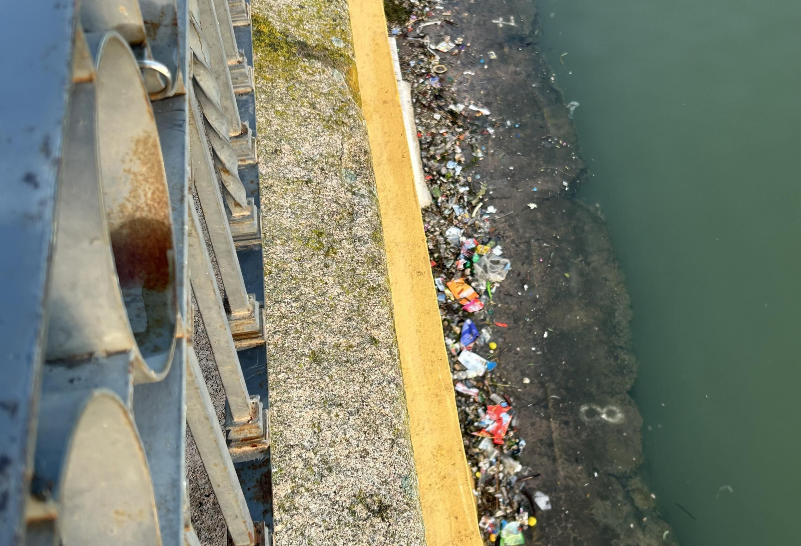 Así amanece hoy el Guadalquivir en Sevilla