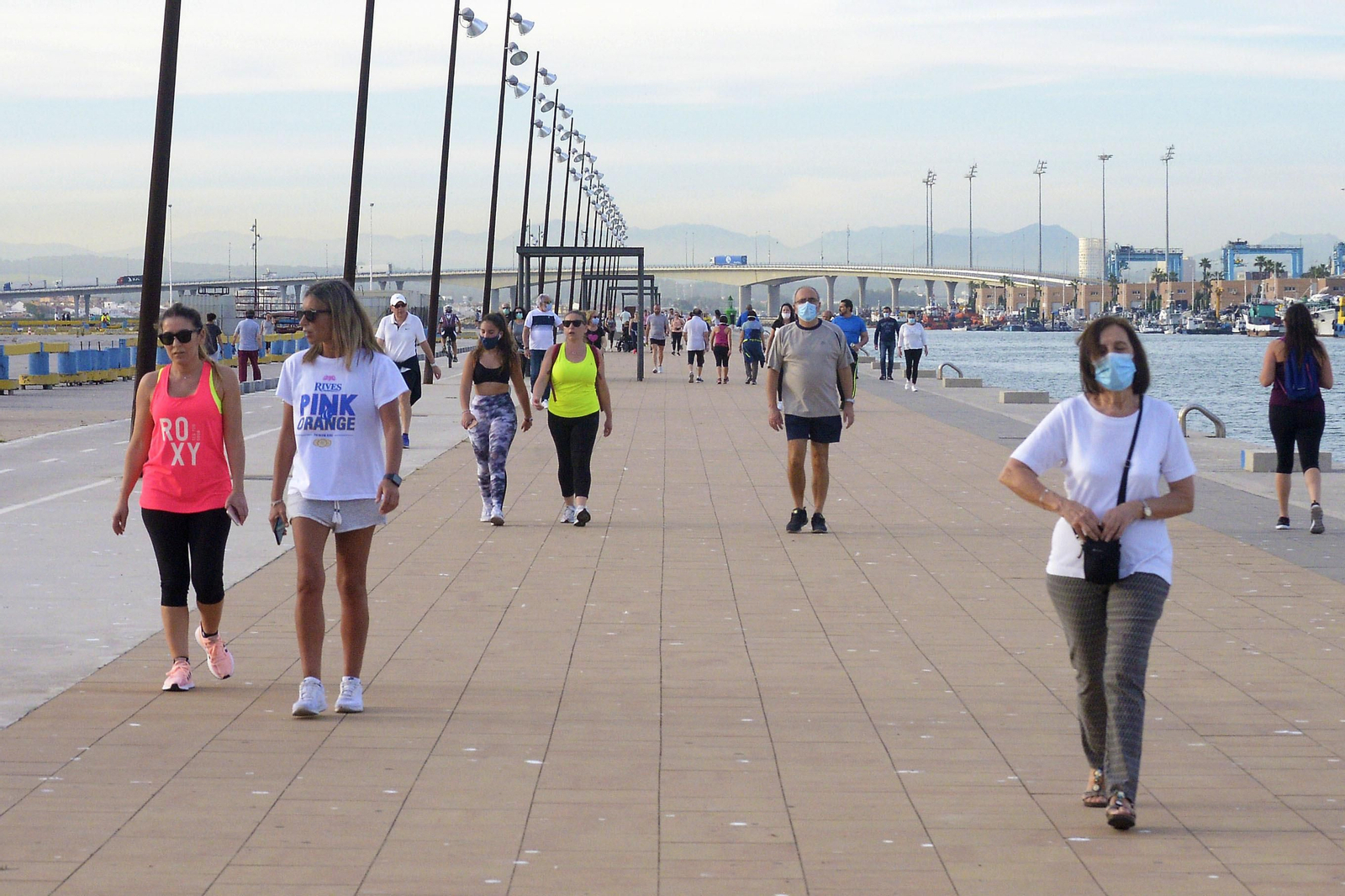 Fotos de gente corriendo por la tarde-noche en Algeciras