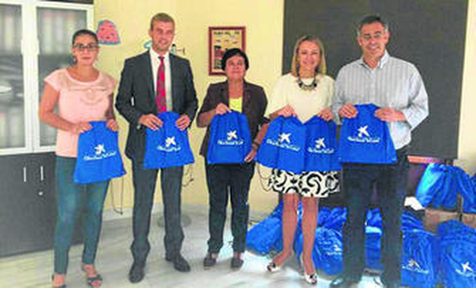 El alcalde de Olula acudió a la recepción del material escolar.