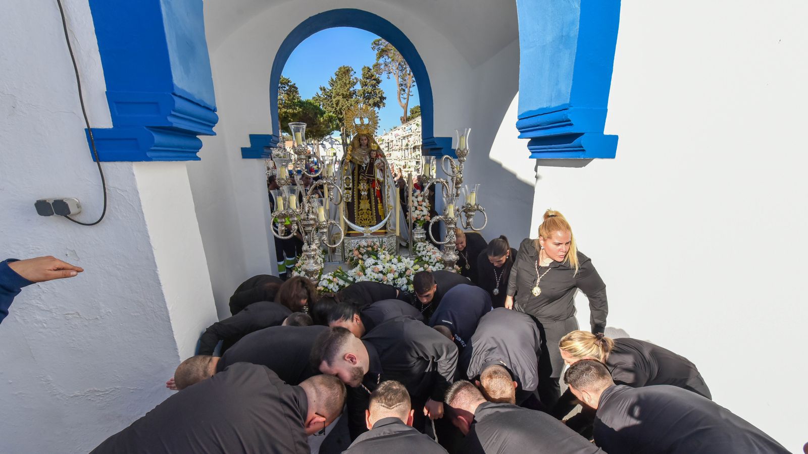 La procesión de la Virgen del Carmen en La Línea por el día de Todos los Santos, en imágenes